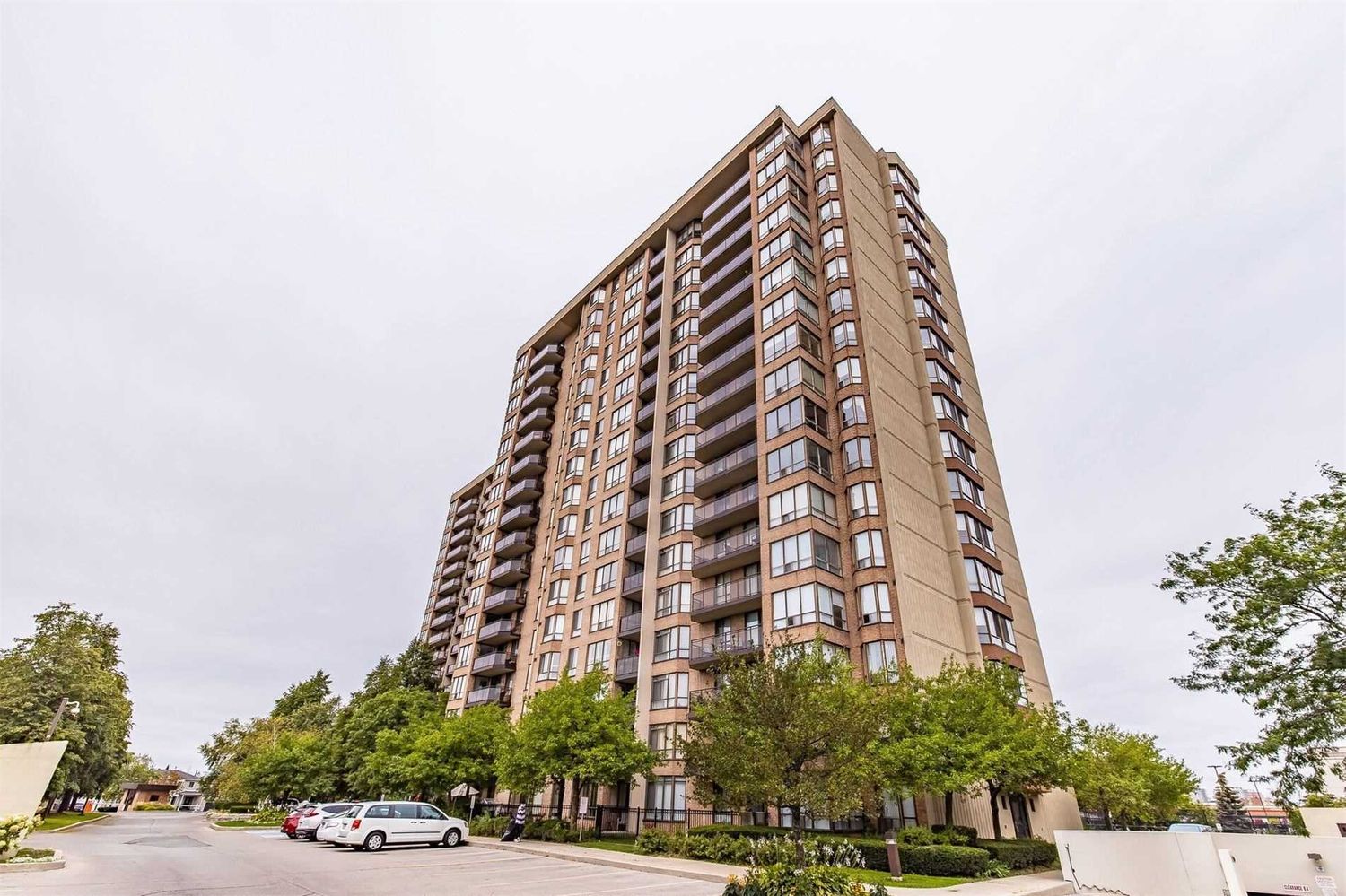 20 Cherrytree Drive. The Crown West Condos is located in  Brampton, Toronto - image #2 of 2
