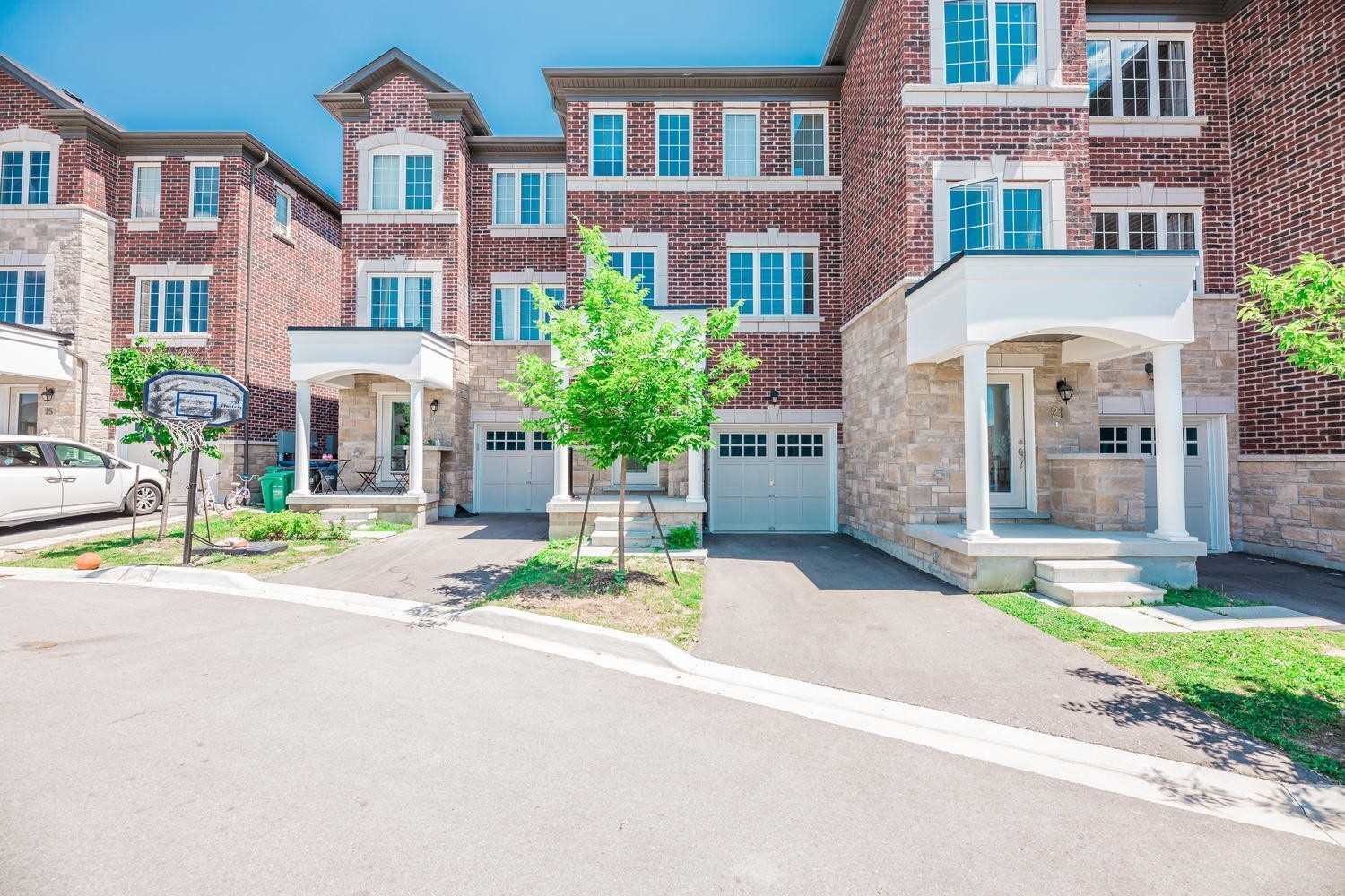 2-29 Autumnwood Avenue. The Enclaves Townhomes is located in  Brampton, Toronto - image #1 of 2