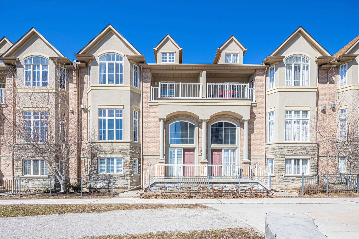 1-200 Legends Way. Circa Carriage Townhomes is located in  Markham, Toronto - image #1 of 3