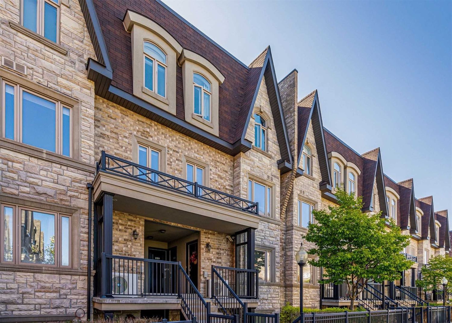 318-326 John Street. The Bayview Villas Townhomes is located in  Markham, Toronto - image #1 of 3