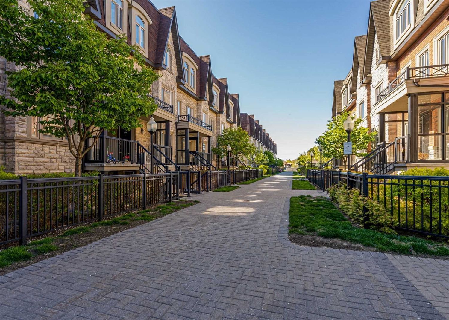 318-326 John Street. The Bayview Villas Townhomes is located in  Markham, Toronto - image #2 of 3