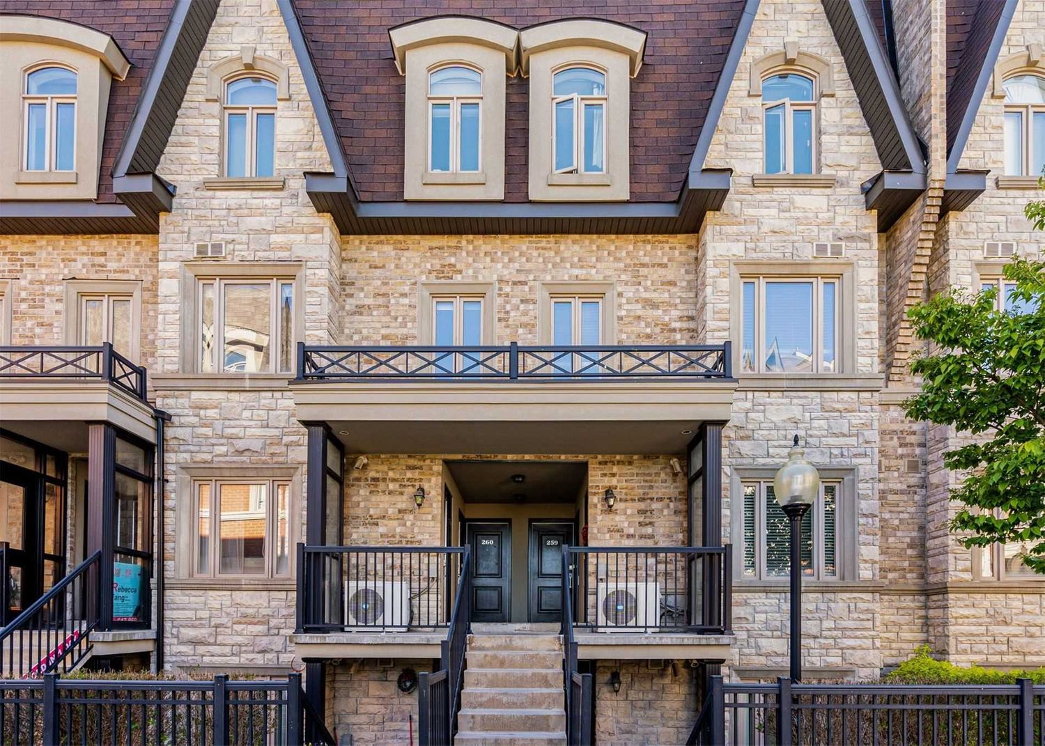 318-326 John Street. The Bayview Villas Townhomes is located in  Markham, Toronto - image #3 of 3