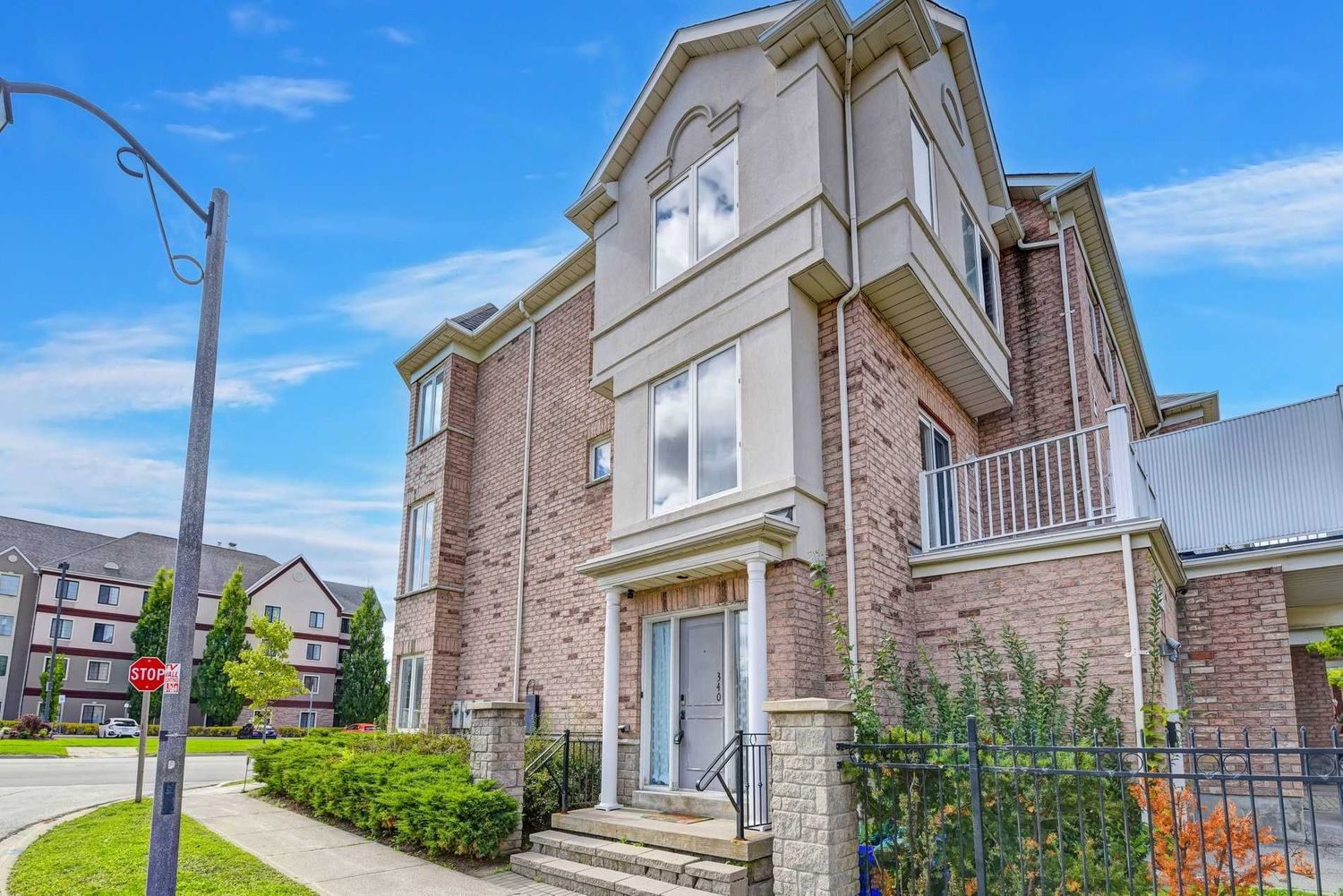 300-376 South Park Road. South Park & Leitchcroft Townhomes is located in  Markham, Toronto - image #2 of 3