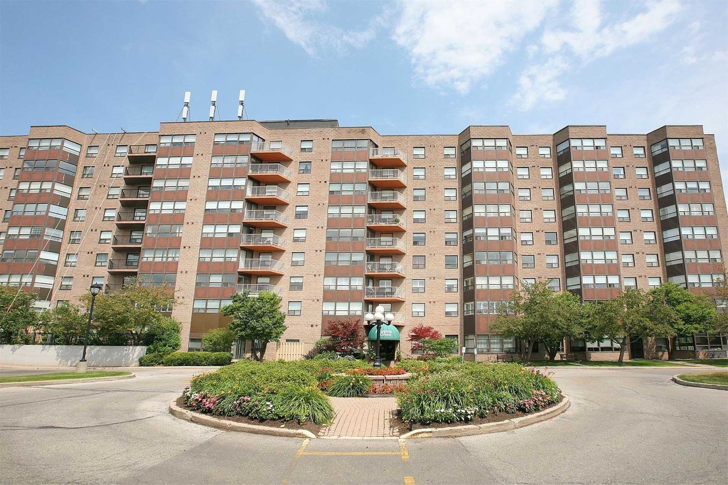 2 Raymerville Drive. Hampton Green Condos is located in  Markham, Toronto - image #1 of 3