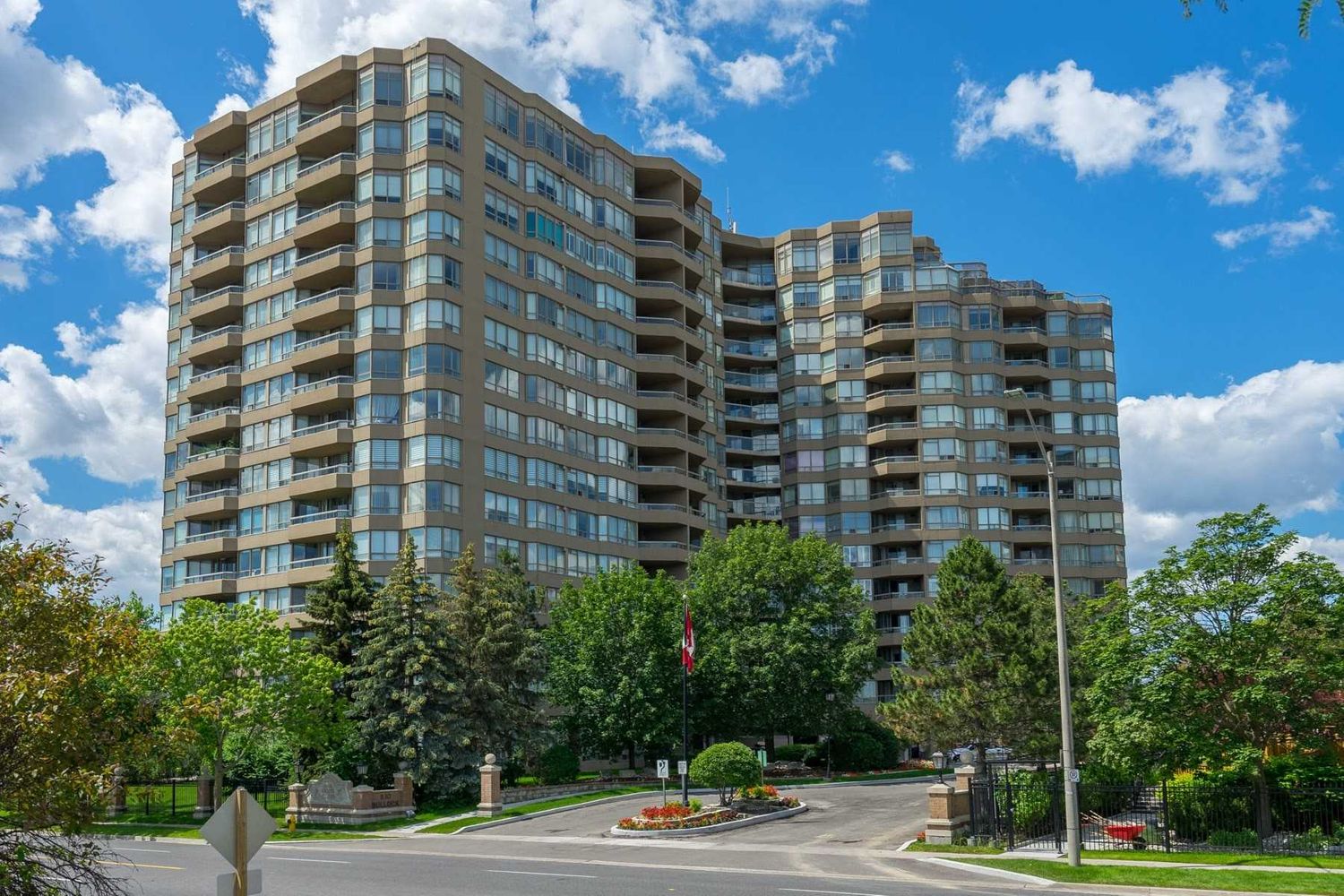 610 Bullock Drive. Hunt Club Condos is located in  Markham, Toronto - image #2 of 2