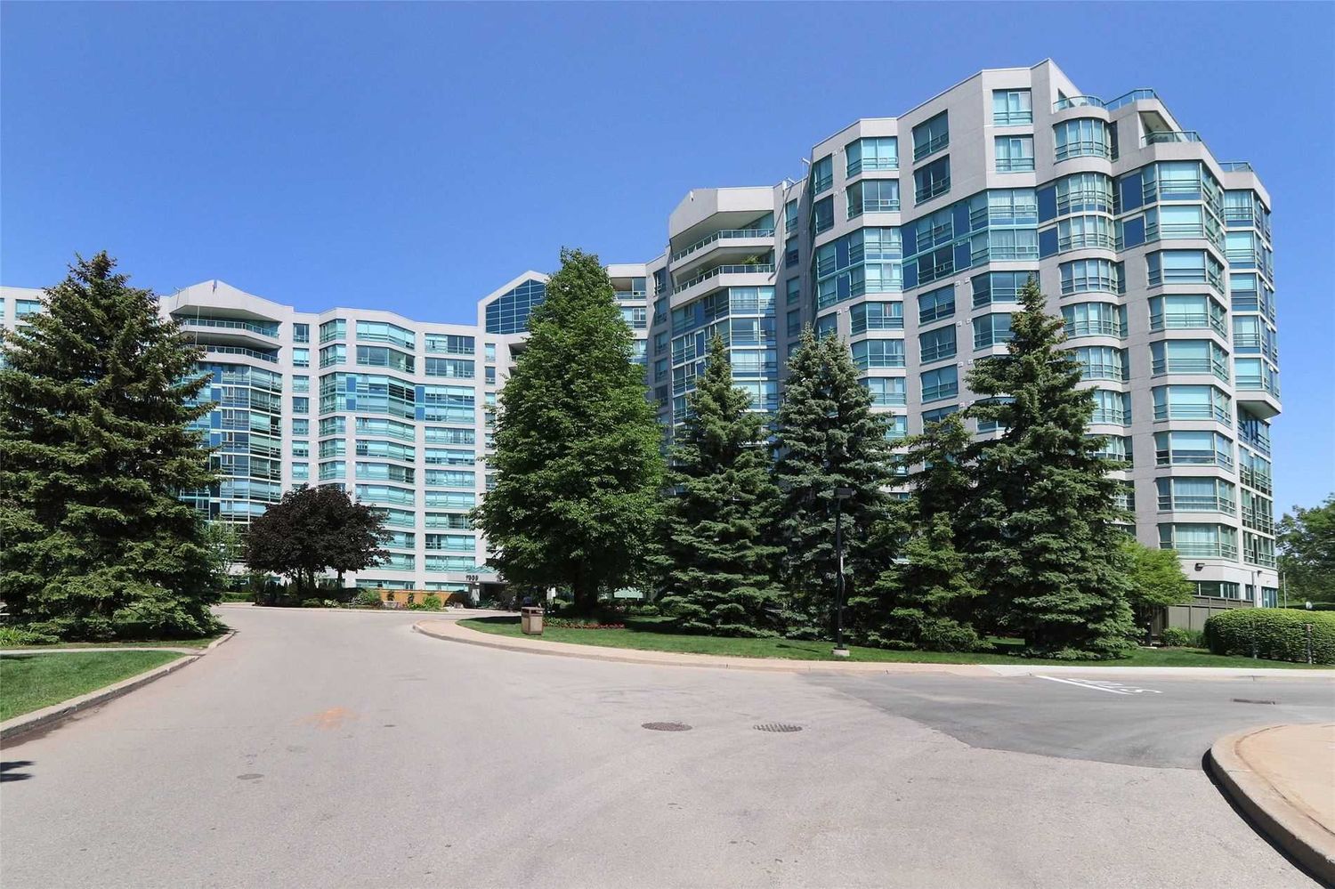7905 Bayview Avenue. Landmark Condos is located in  Markham, Toronto - image #1 of 3