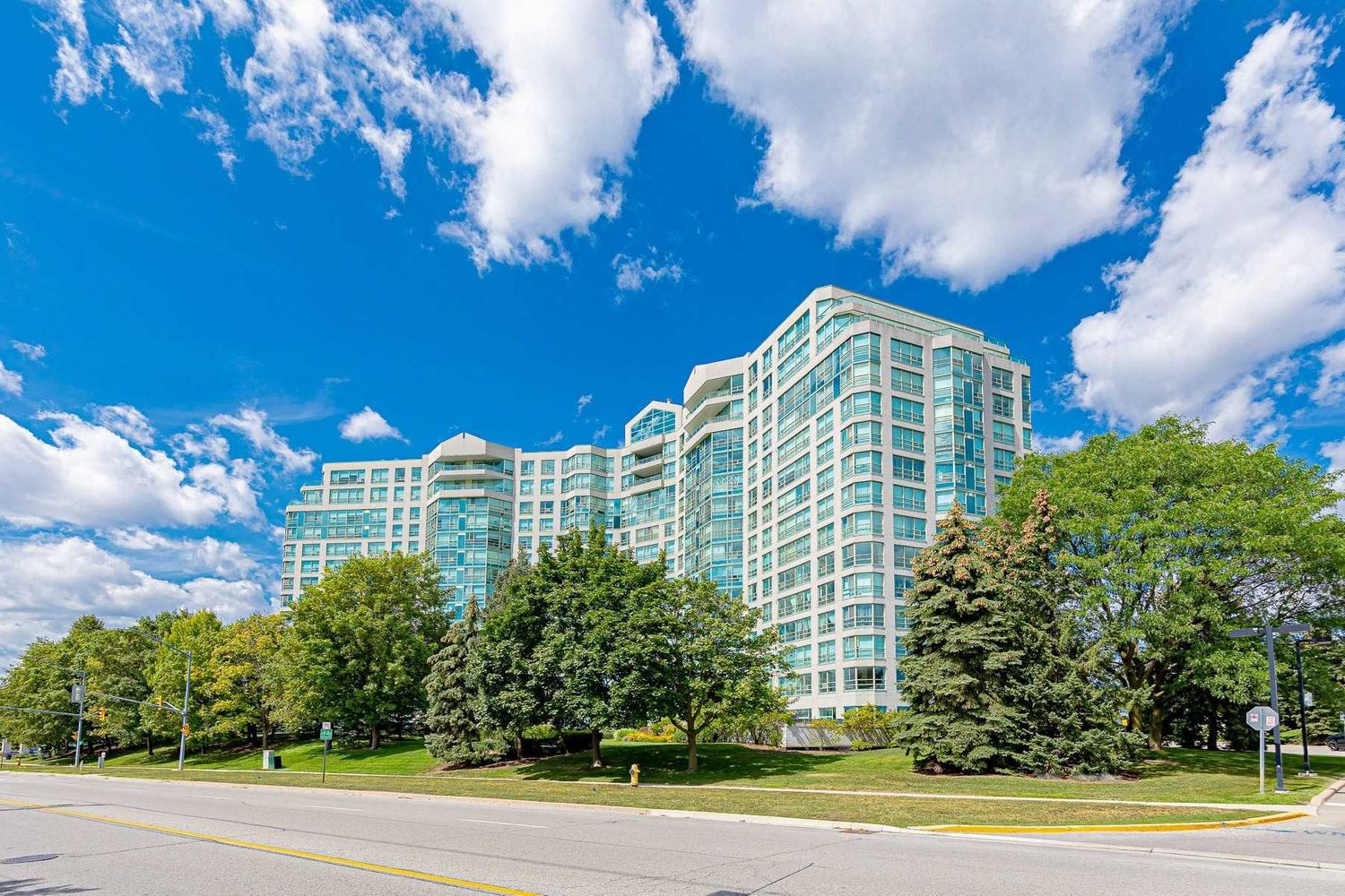 7825 Bayview Avenue. Landmark of Thornhill II Condos is located in  Markham, Toronto - image #1 of 2