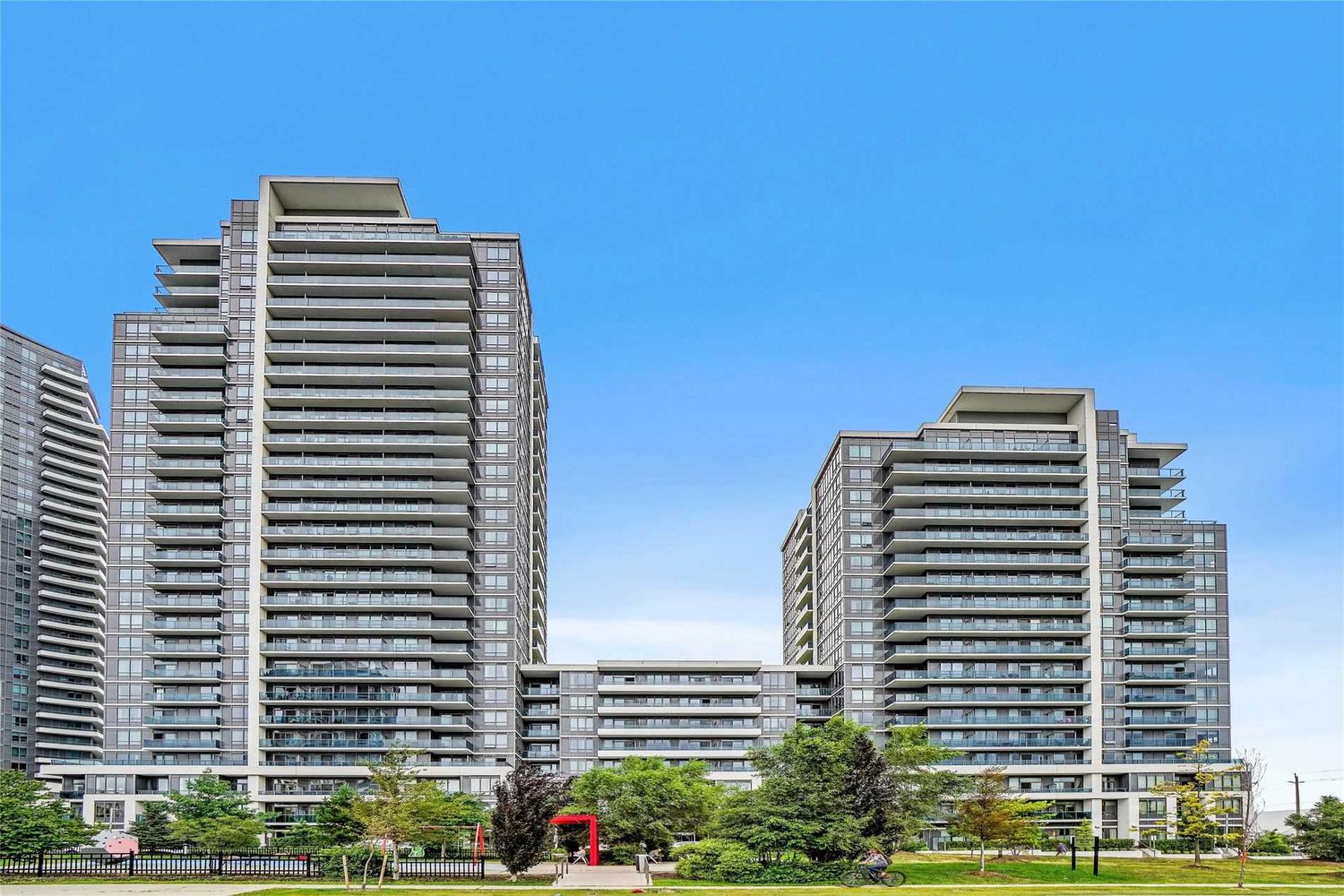 7165 Yonge Street. Parkside Tower Condos is located in  Markham, Toronto - image #1 of 2