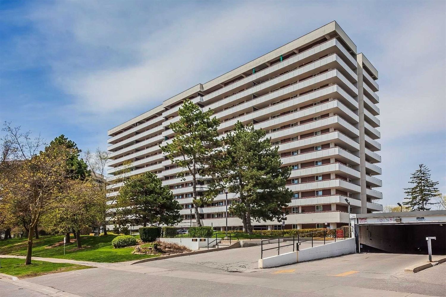 80 Inverlochy Boulevard. Royal Orchard II Condos is located in  Markham, Toronto - image #2 of 2