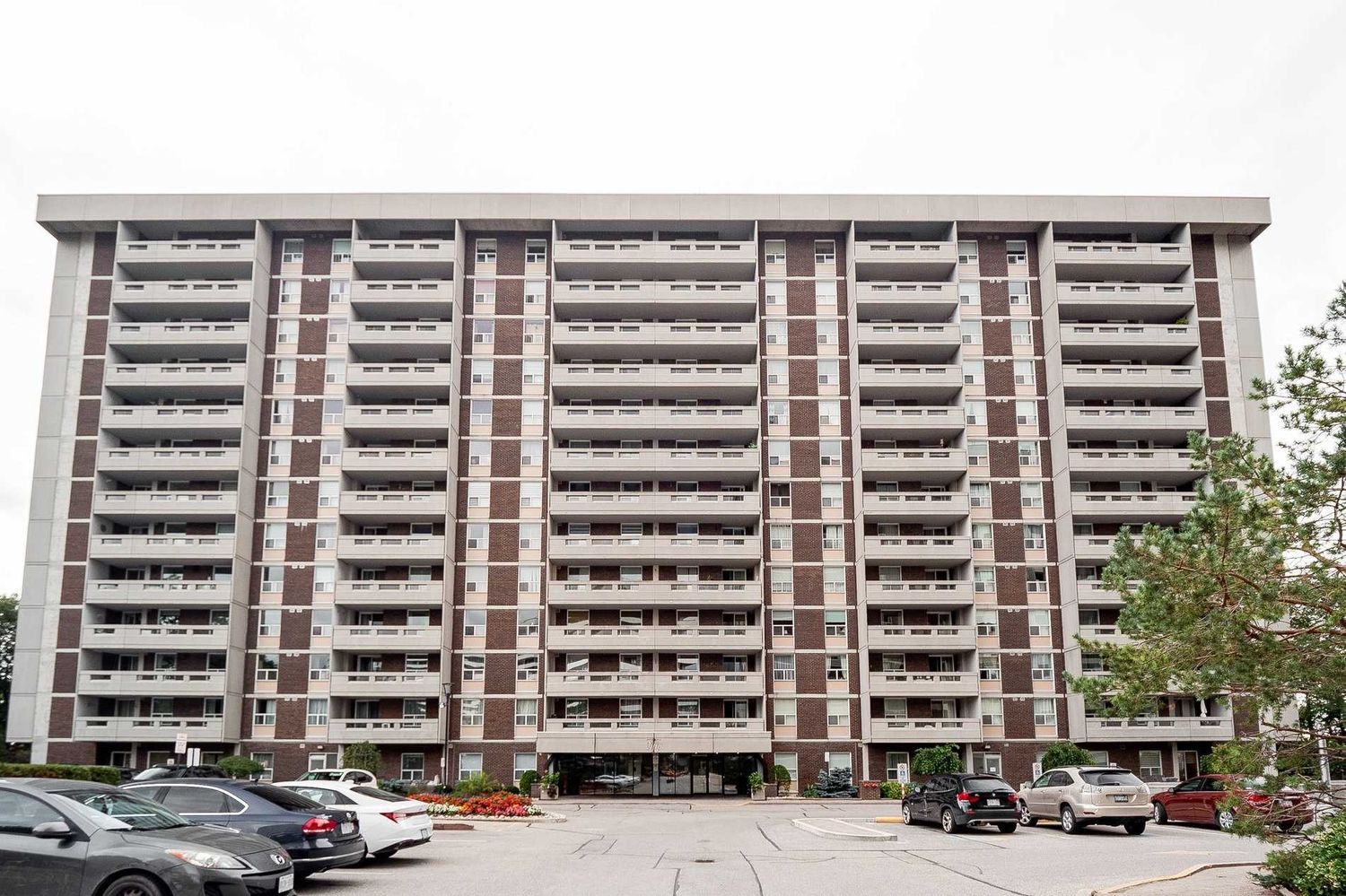 50 Inverlochy Boulevard. Thornhill Orchards Condos is located in  Markham, Toronto - image #1 of 2
