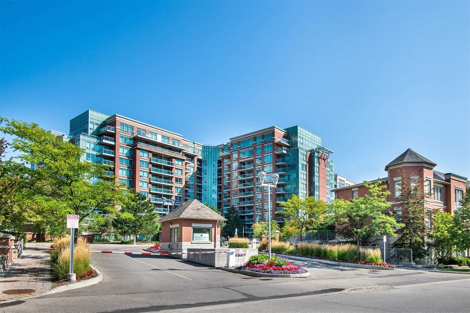 62 Suncrest Boulevard. Thornhill Towers Condos is located in  Markham, Toronto - image #1 of 2