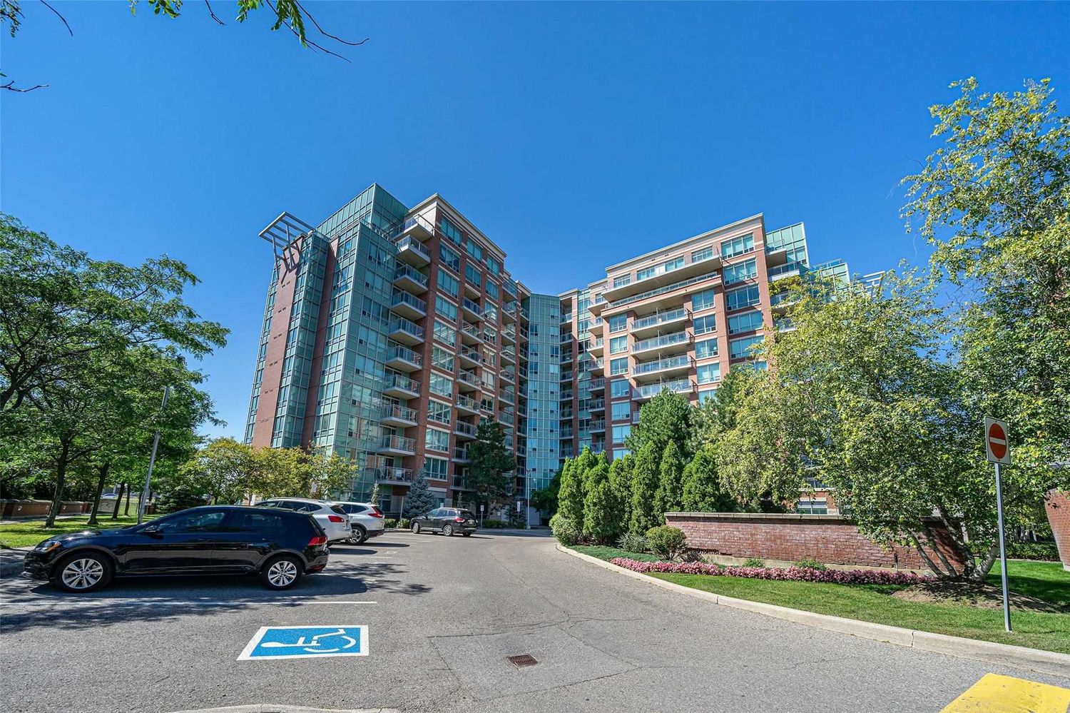 48 Suncrest Boulevard. Thornhill Towers II Condos is located in  Markham, Toronto - image #2 of 2