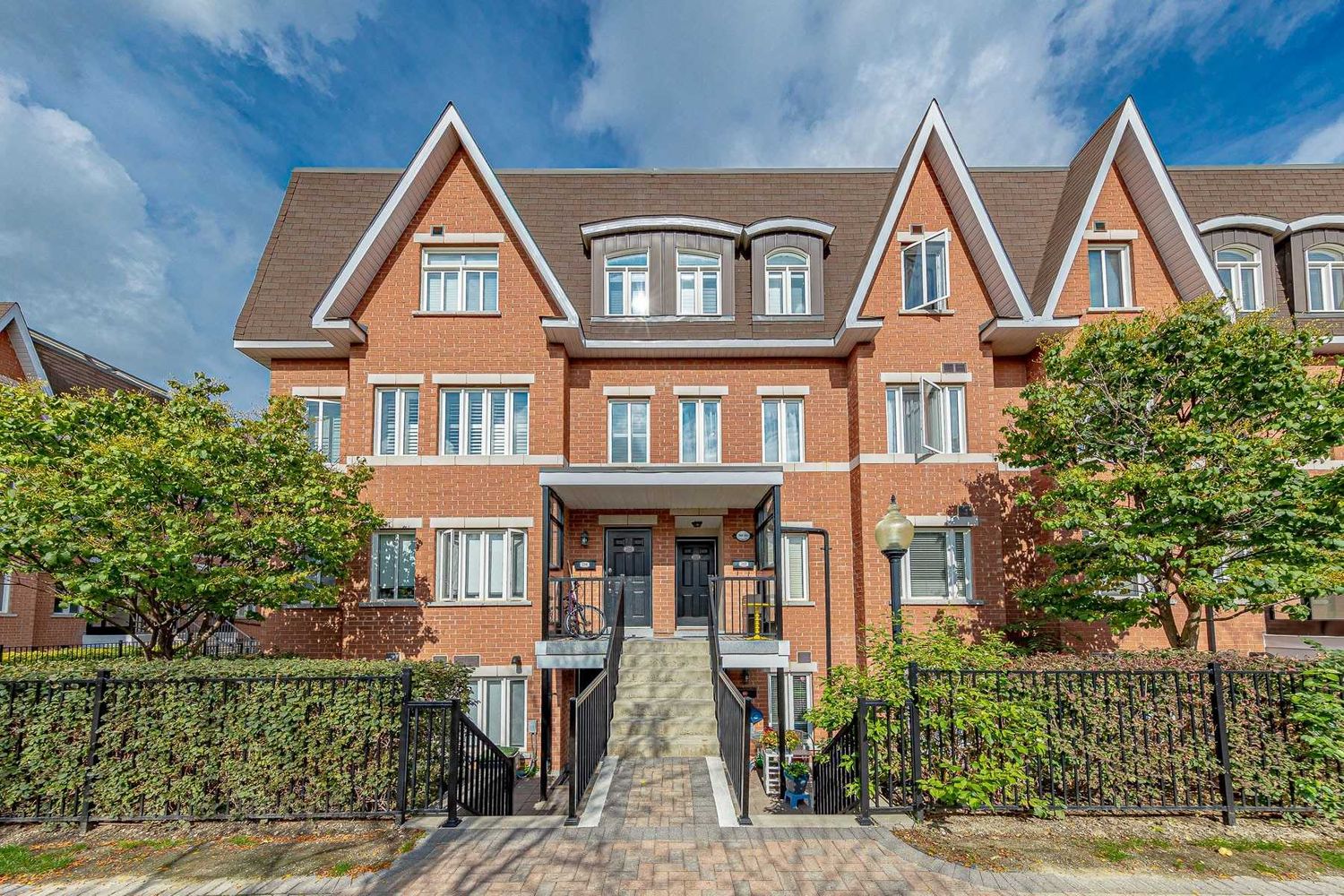 306-316 John Street. Olde Thornhill Village Townhomes is located in  Markham, Toronto - image #1 of 3