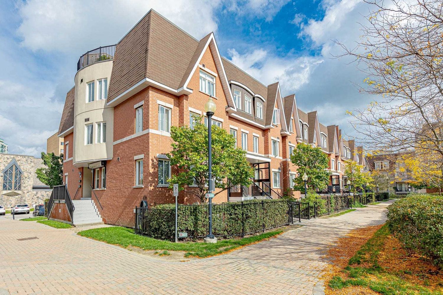 306-316 John Street. Olde Thornhill Village Townhomes is located in  Markham, Toronto - image #2 of 3