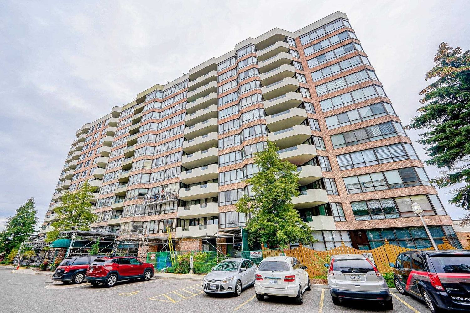 25 Austin Drive. Waldon Pond II Condos is located in  Markham, Toronto - image #2 of 2