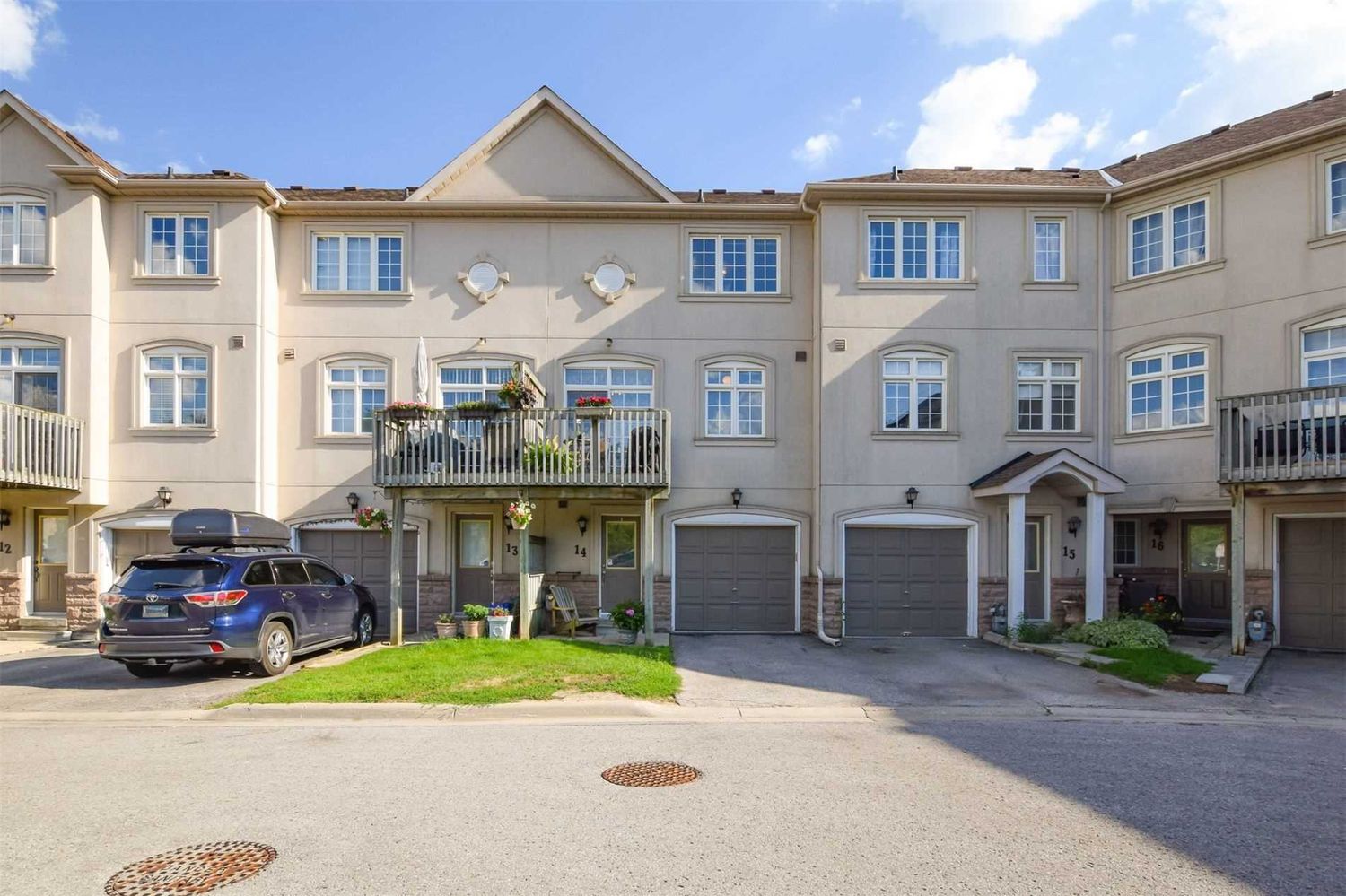 10 Post Oak Drive. 10 Post Oak Townhomes is located in  Richmond Hill, Toronto - image #1 of 3