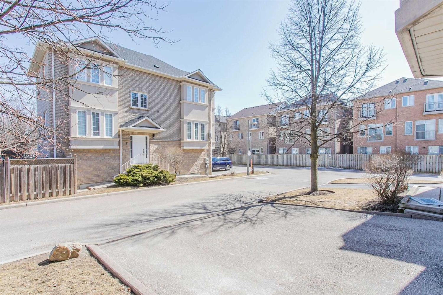 10719 Bathurst Street. 10719 Bathurst St Townhomes is located in  Richmond Hill, Toronto - image #2 of 3