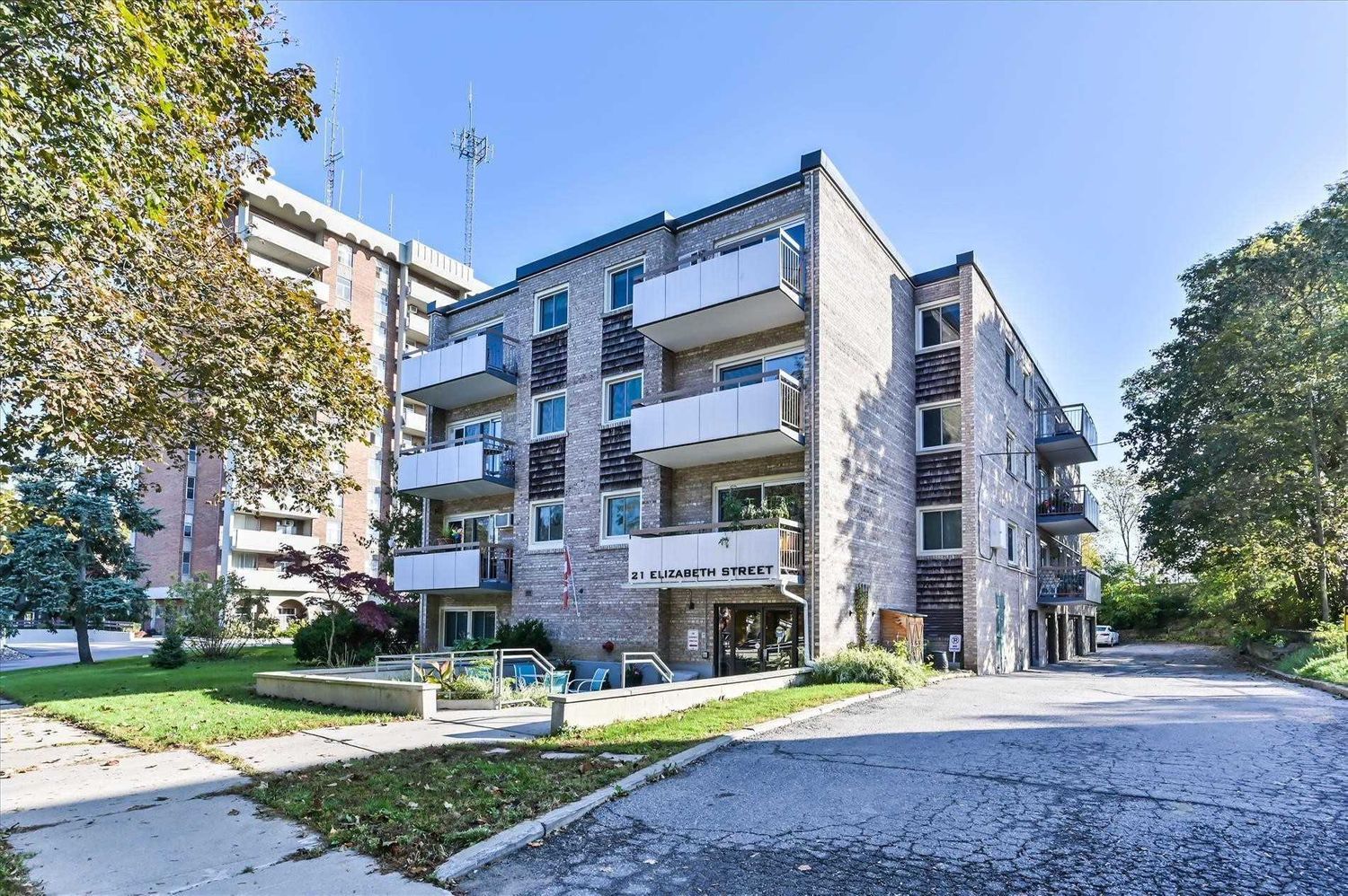 21 Elizabeth Street S. 21 Elizabeth Sreet Condos is located in  Richmond Hill, Toronto - image #2 of 2