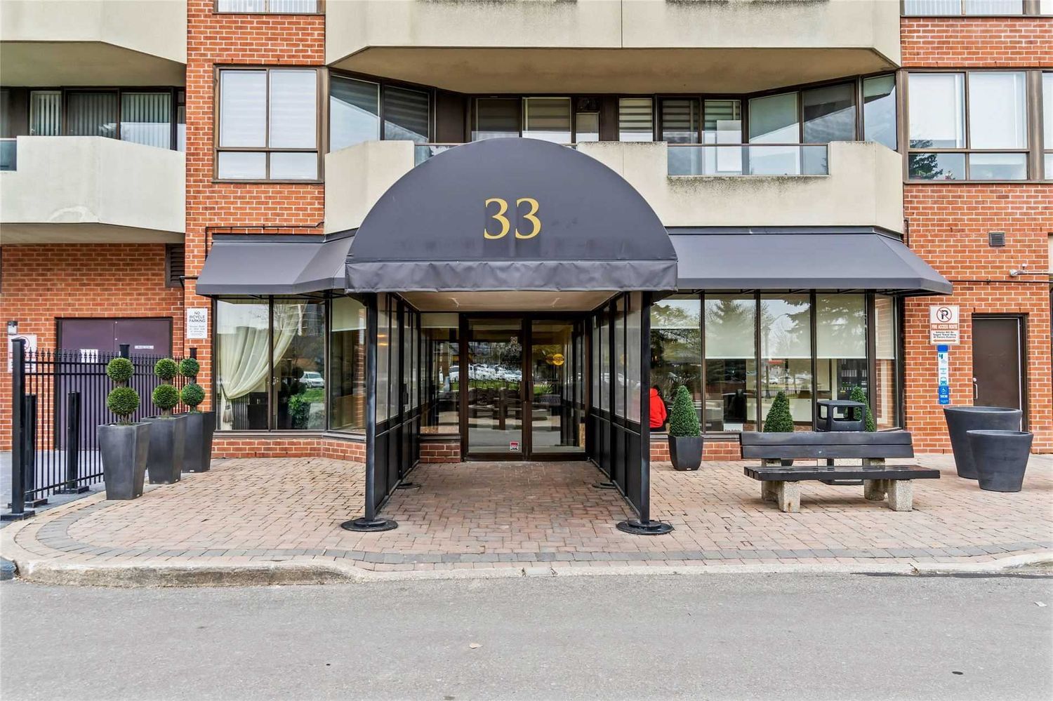 33 Weldrick Road. 33 Weldrick Condos is located in  Richmond Hill, Toronto - image #3 of 3