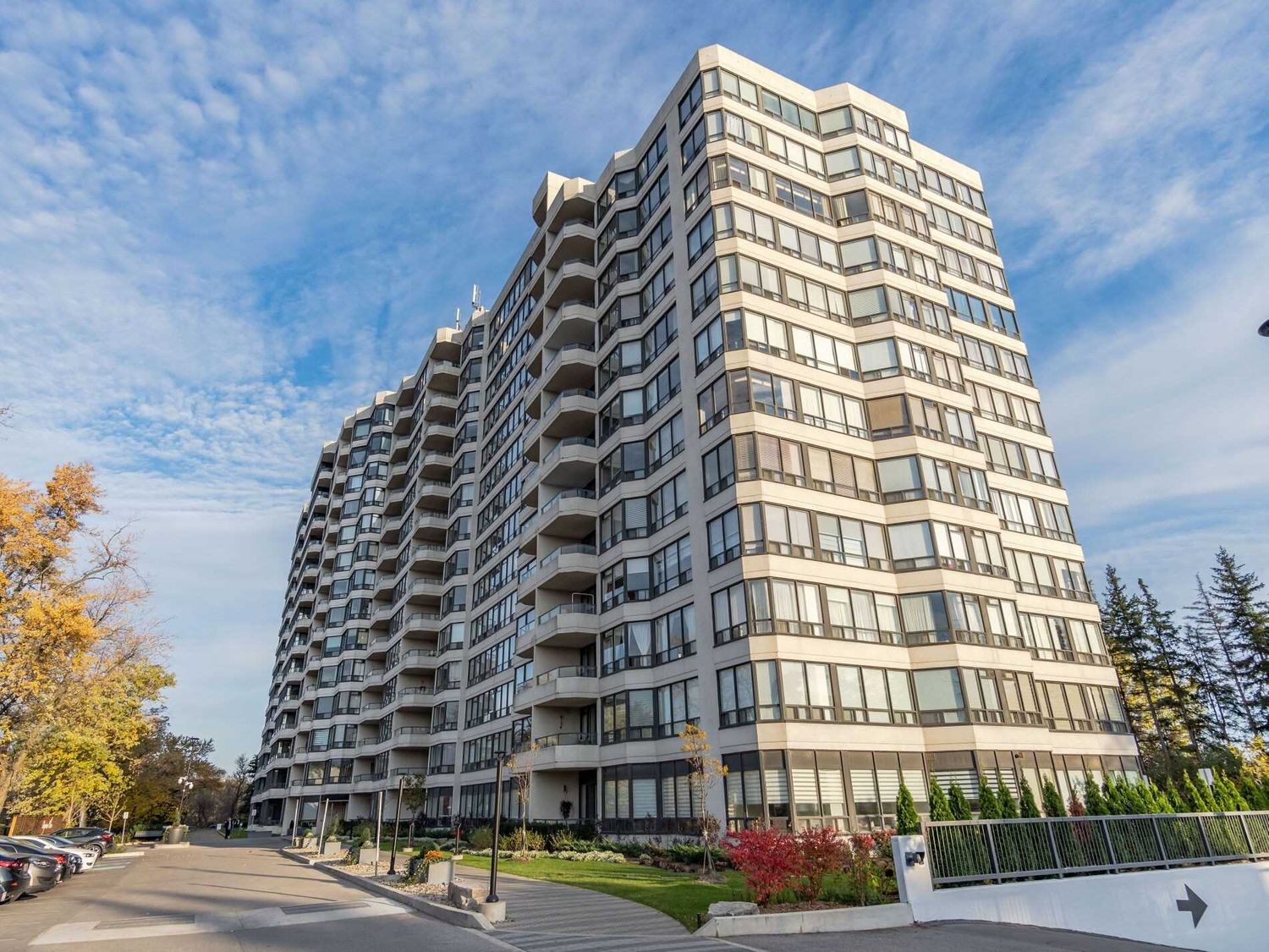 8501 Bayview Avenue. Bayview Towers Condos is located in  Richmond Hill, Toronto - image #1 of 3