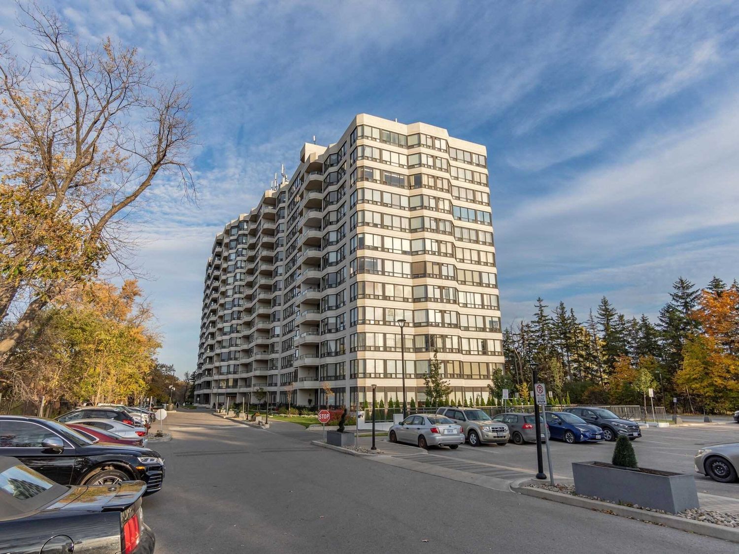 8501 Bayview Avenue. Bayview Towers Condos is located in  Richmond Hill, Toronto - image #2 of 3