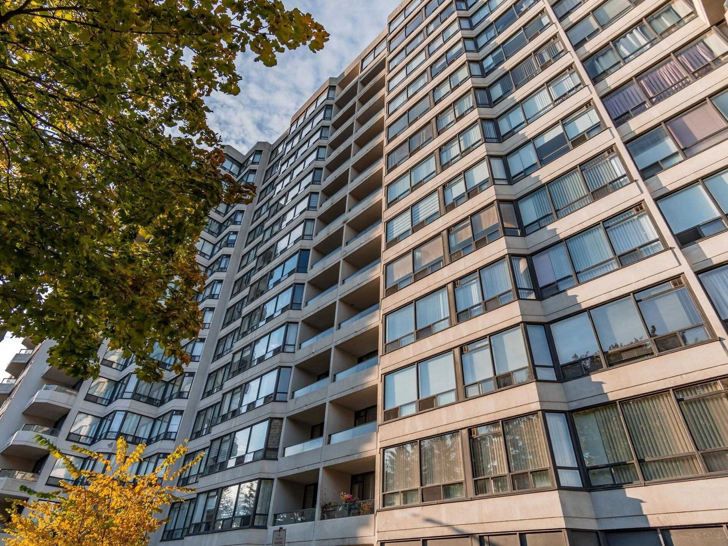 8501 Bayview Avenue. Bayview Towers Condos is located in  Richmond Hill, Toronto - image #3 of 3