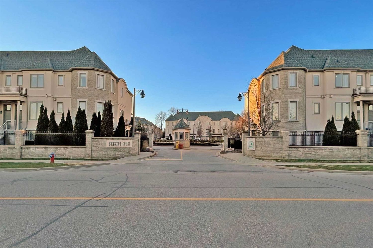 9133 Bayview Avenue. Bristol Court Townhomes is located in  Richmond Hill, Toronto - image #2 of 3