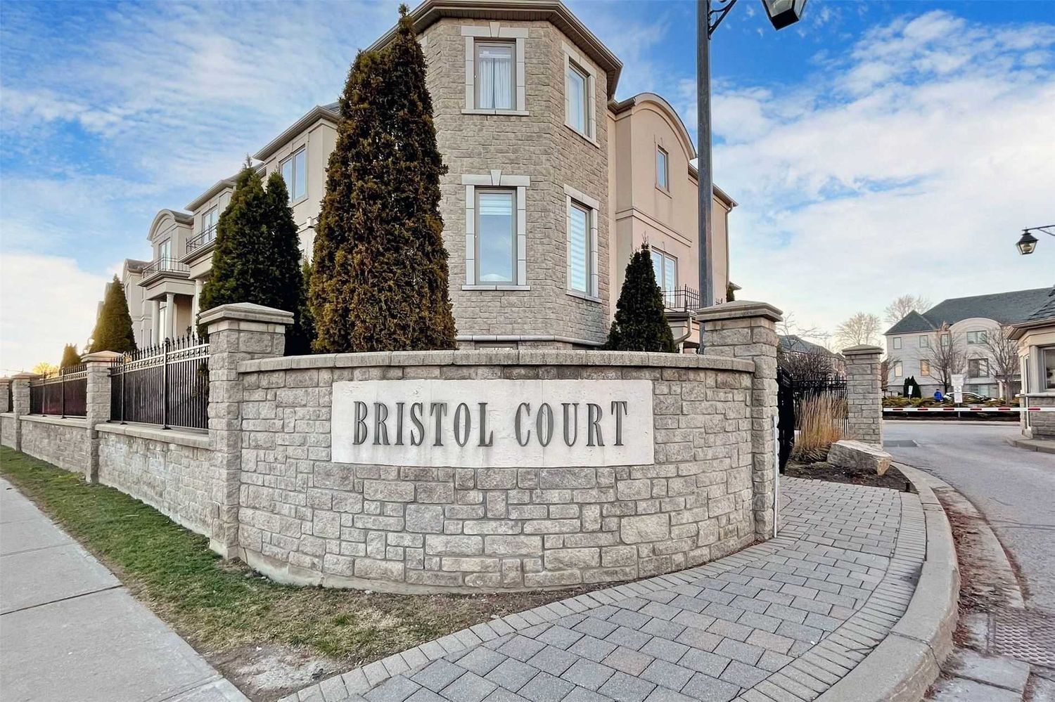 9133 Bayview Avenue. Bristol Court Townhomes is located in  Richmond Hill, Toronto - image #3 of 3