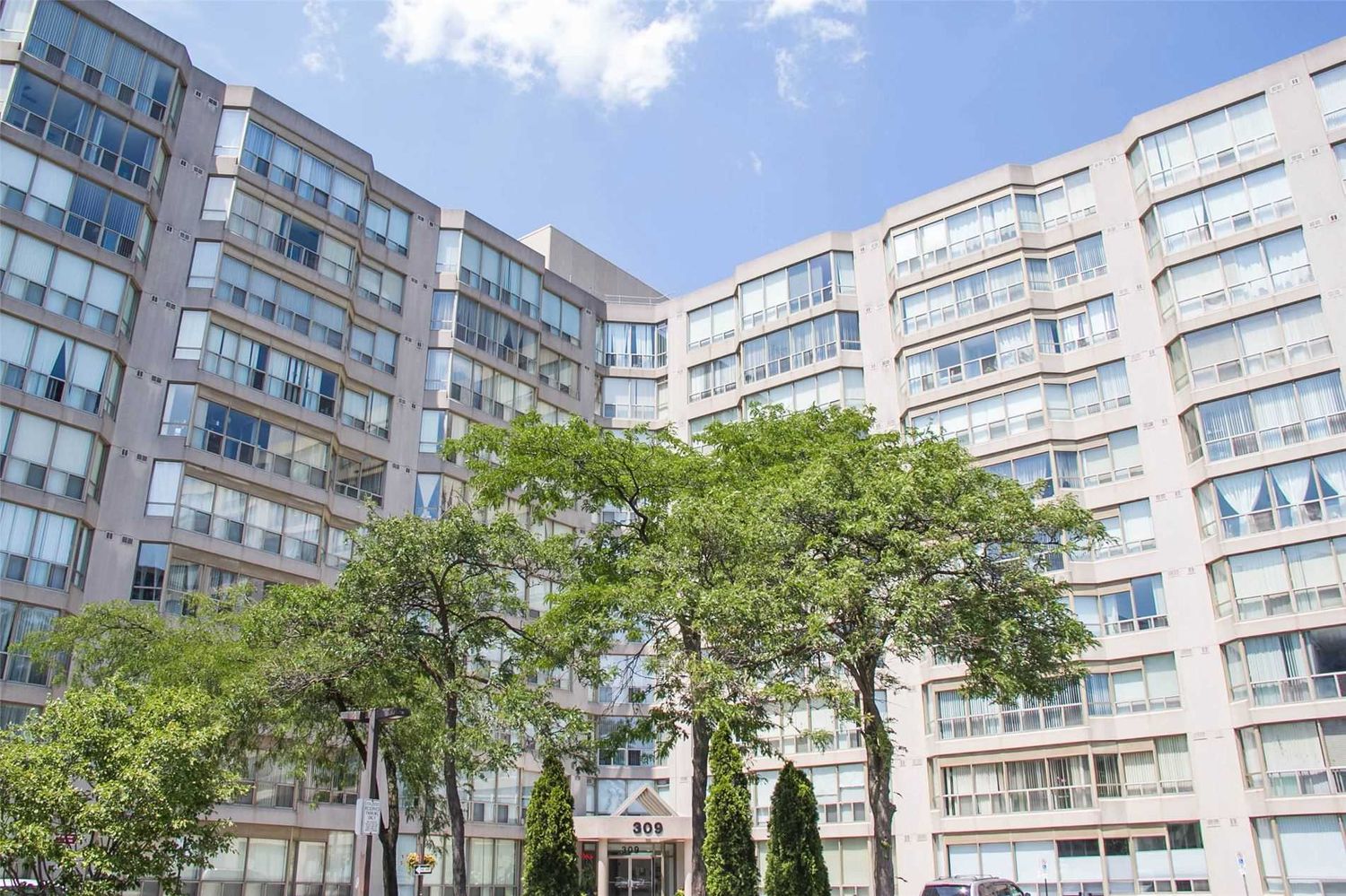 309 Major Mackenzie Drive E. Cedar Gate Condos is located in  Richmond Hill, Toronto - image #2 of 3