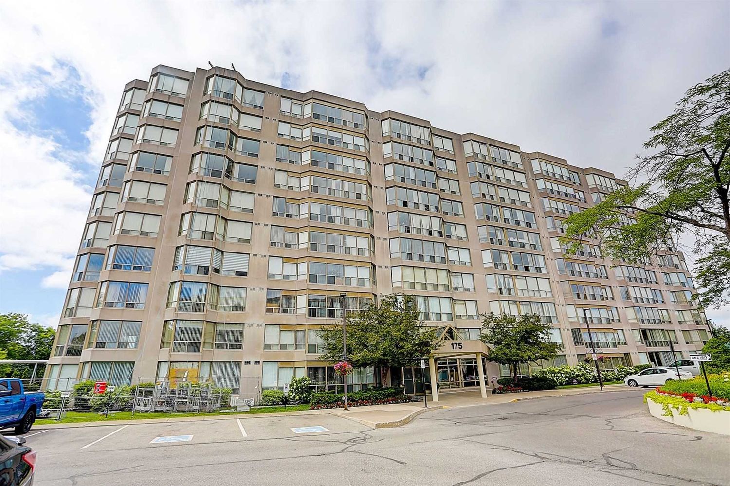 175 Cedar Avenue. Cedar Gate II Condos is located in  Richmond Hill, Toronto - image #2 of 3
