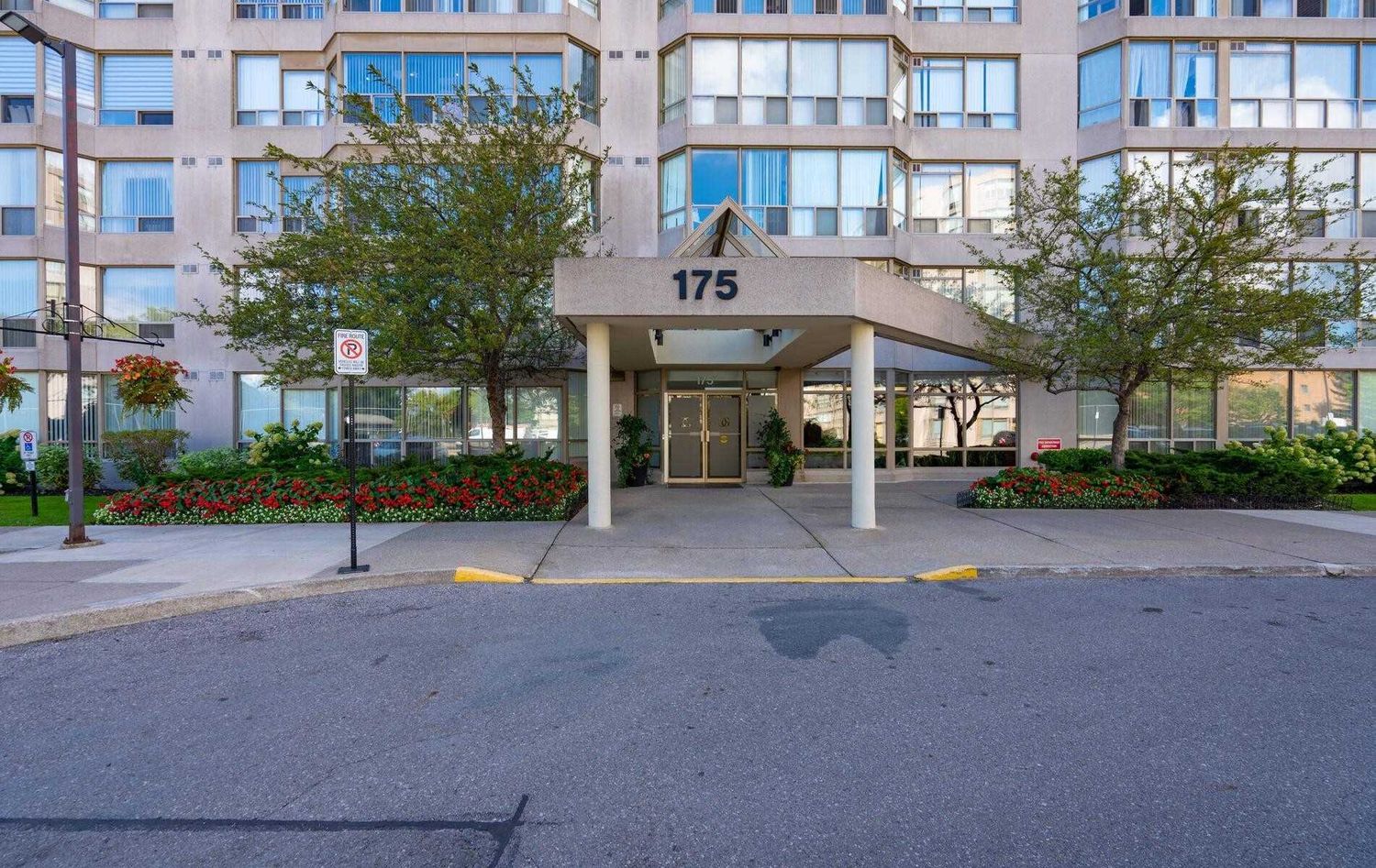 175 Cedar Avenue. Cedar Gate II Condos is located in  Richmond Hill, Toronto - image #3 of 3