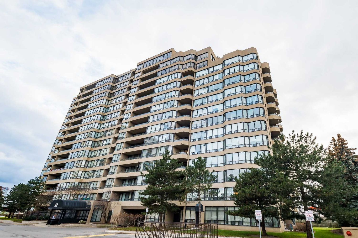 22 Clarissa Drive. Gibraltar Condos is located in  Richmond Hill, Toronto - image #1 of 3