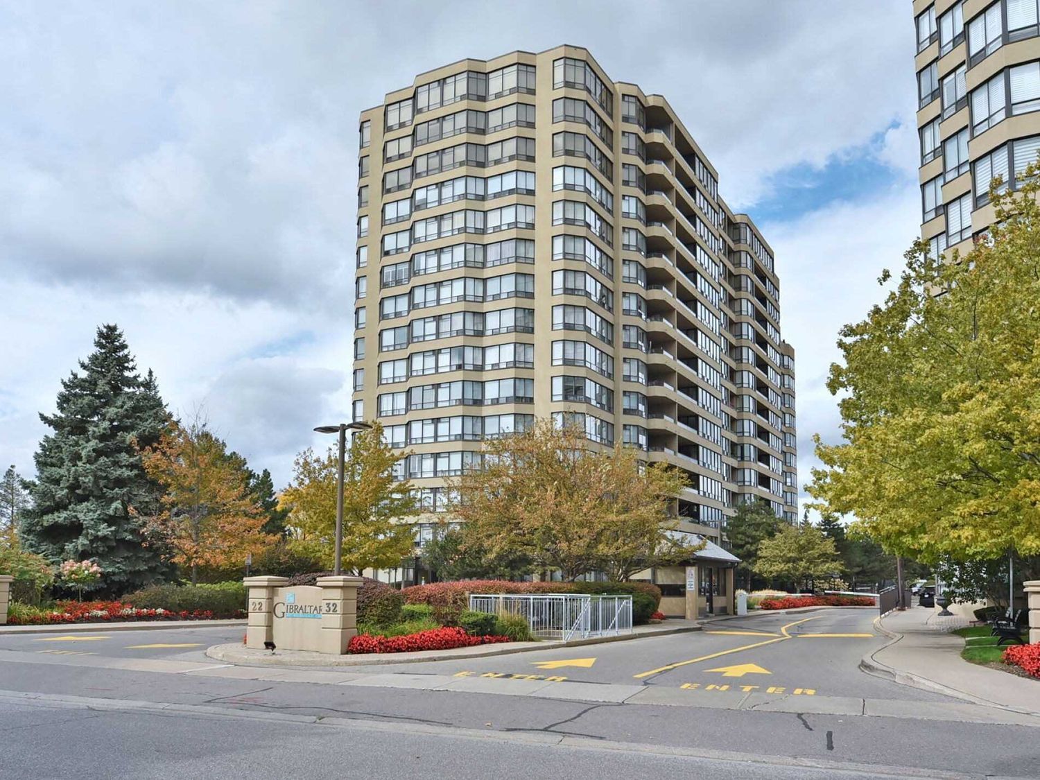 22 Clarissa Drive. Gibraltar Condos is located in  Richmond Hill, Toronto - image #2 of 3