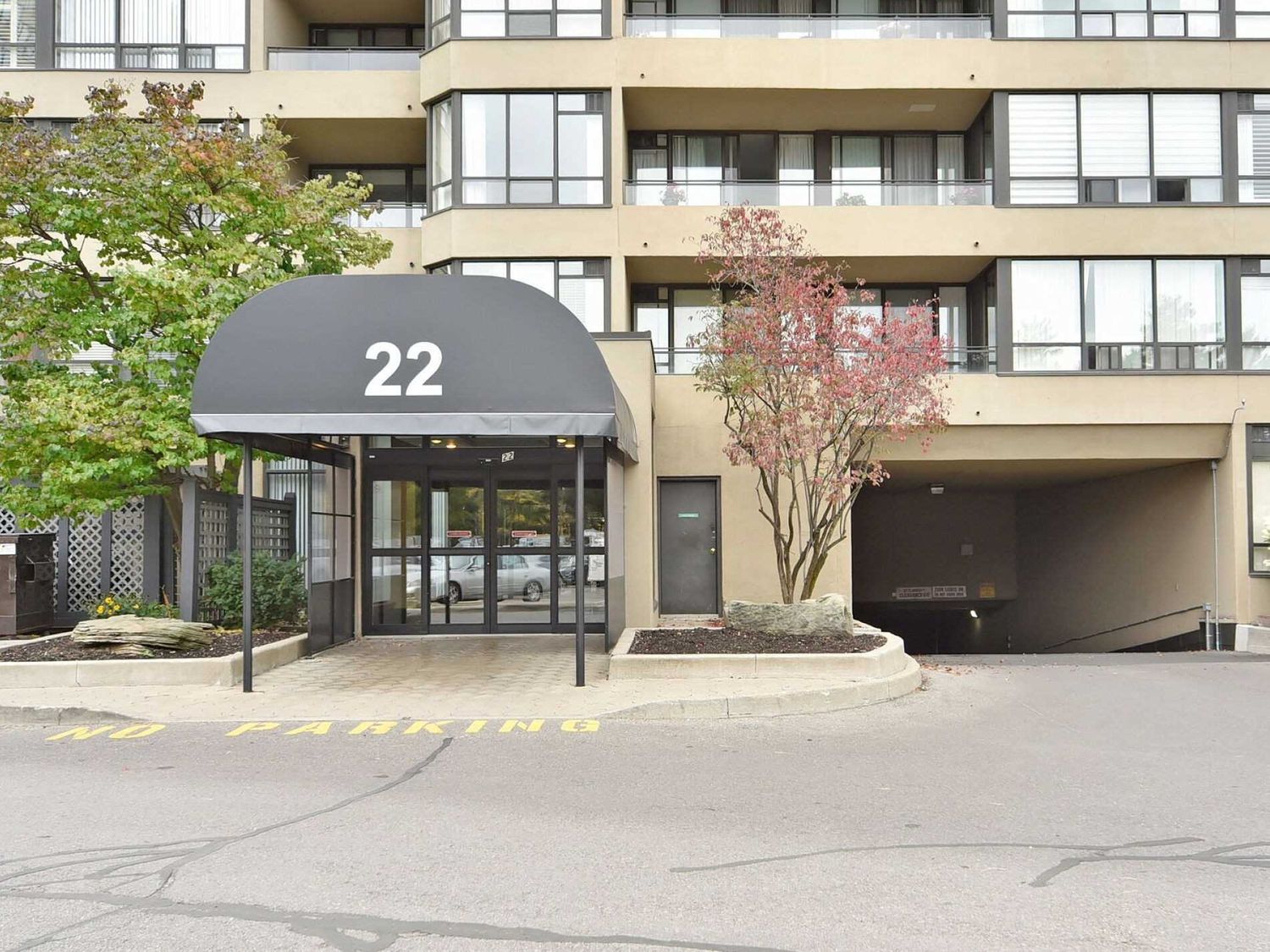 22 Clarissa Drive. Gibraltar Condos is located in  Richmond Hill, Toronto - image #3 of 3