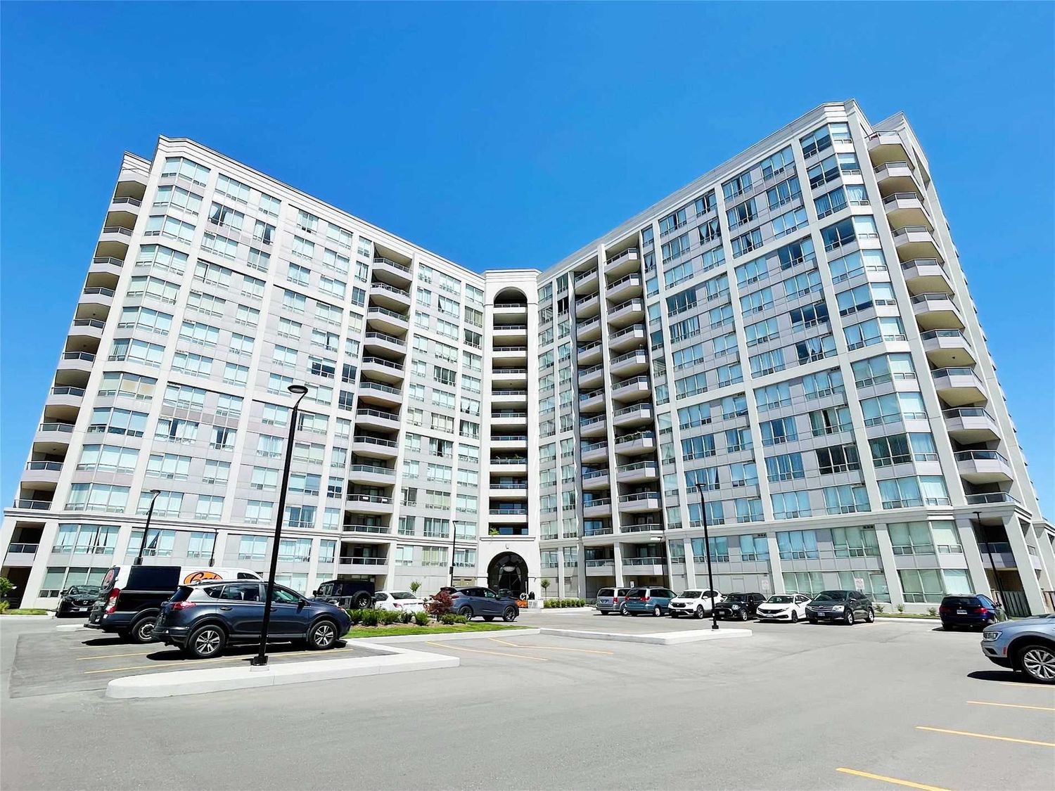 9017 Leslie Street. Grand Parkway II Condos is located in  Richmond Hill, Toronto - image #2 of 2