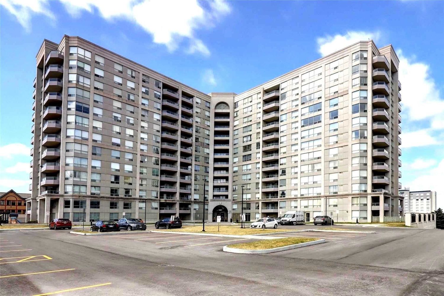9015 Leslie Street. Grand Parkway Residences I Condos is located in  Richmond Hill, Toronto - image #1 of 2