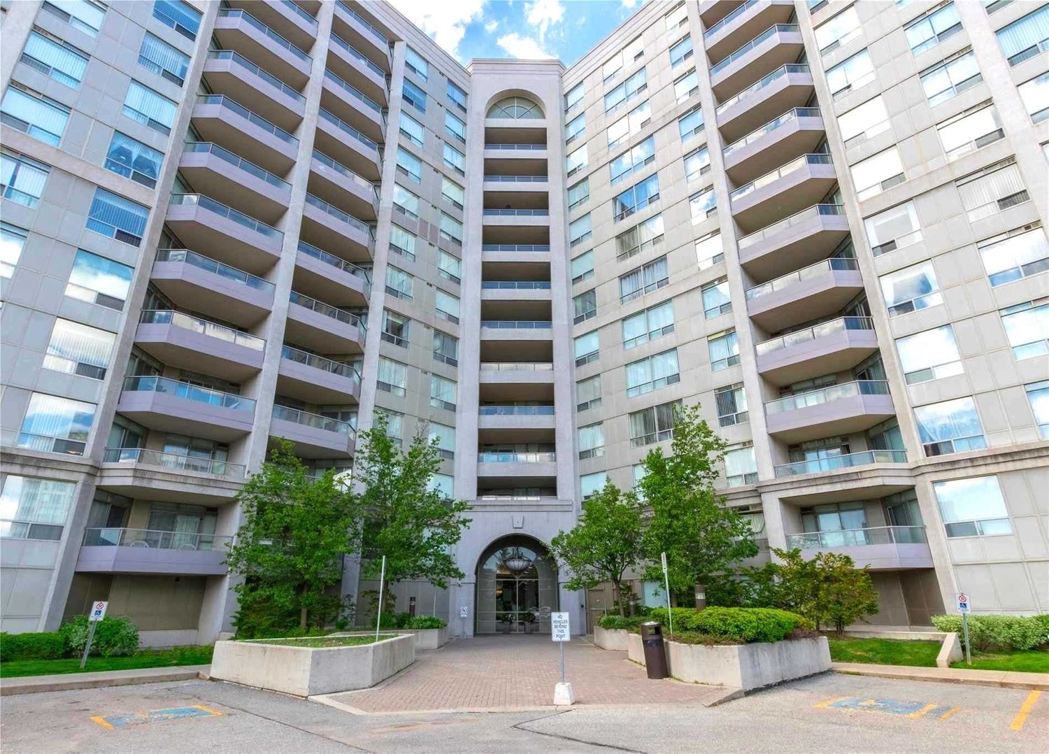 9015 Leslie Street. Grand Parkway Residences I Condos is located in  Richmond Hill, Toronto - image #2 of 2