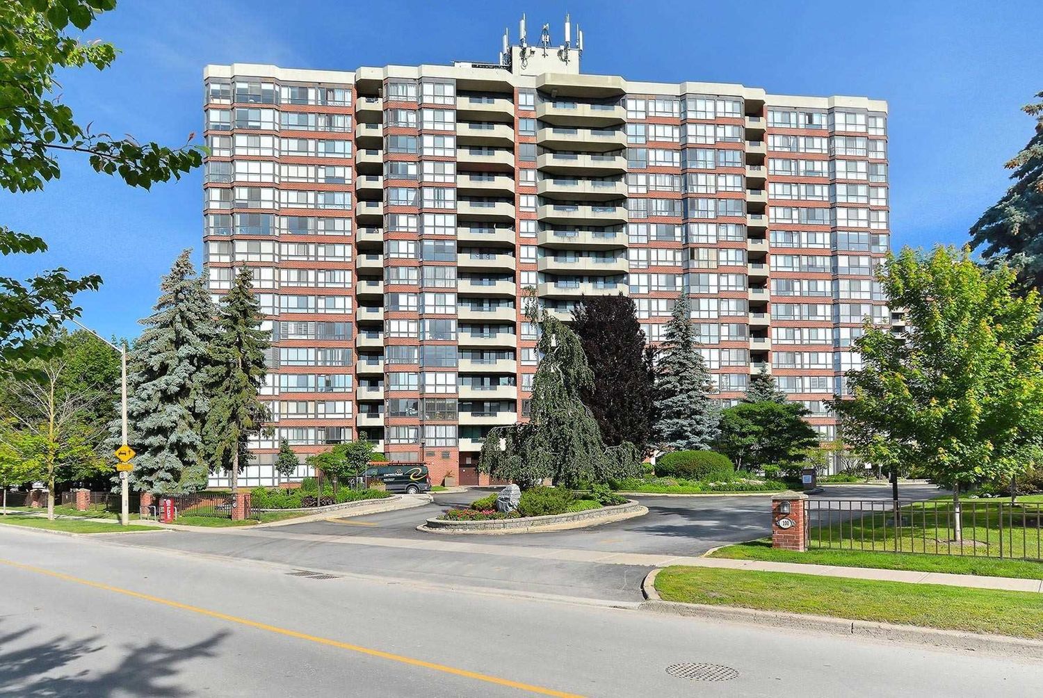 100 Observatory Lane. Observatory Lane Condo is located in  Richmond Hill, Toronto - image #1 of 3