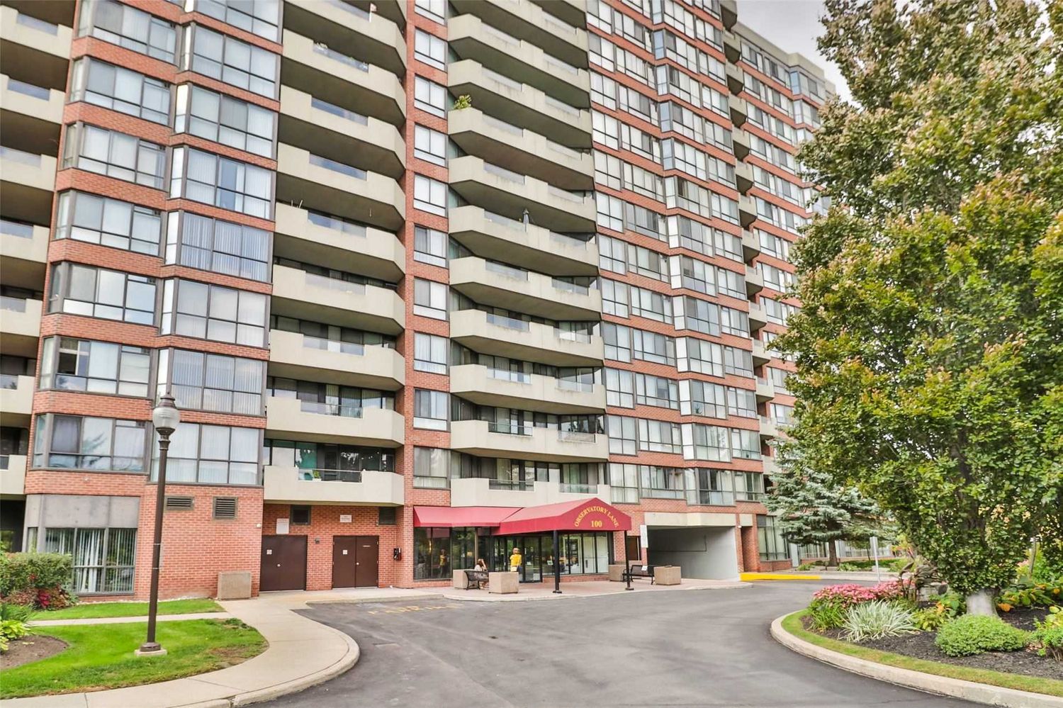 100 Observatory Lane. Observatory Lane Condo is located in  Richmond Hill, Toronto - image #2 of 3