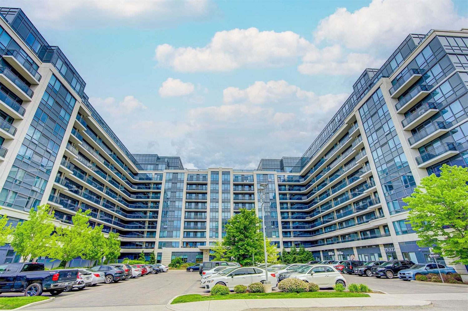 372 Highway 7. Royal Gardens II Condos is located in  Richmond Hill, Toronto - image #1 of 3