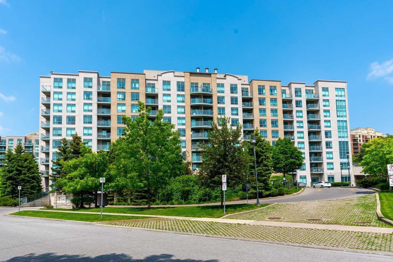 51 Baffin Court. The Gates of Bayview Glen II Condos is located in  Richmond Hill, Toronto - image #1 of 3
