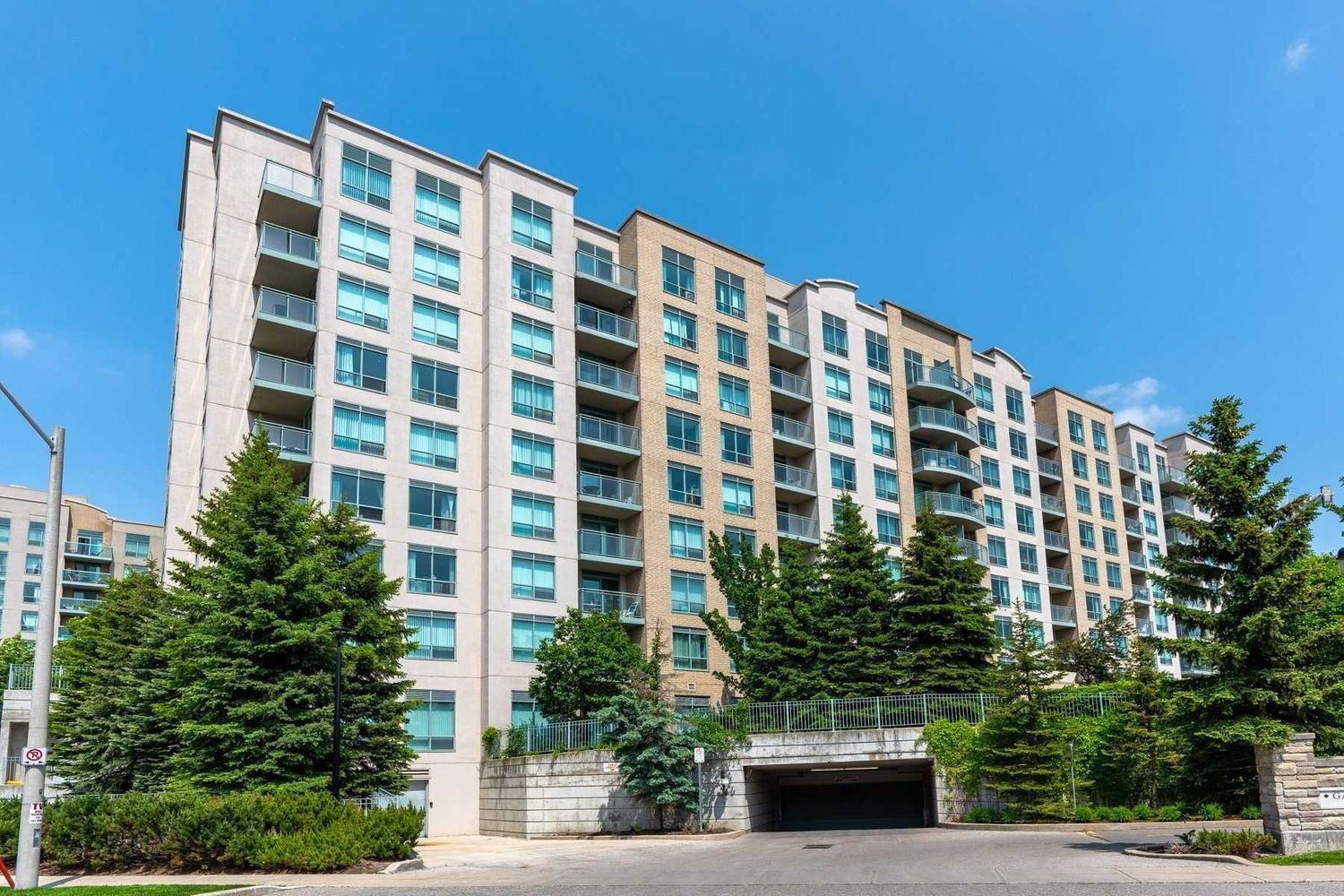 51 Baffin Court. The Gates of Bayview Glen II Condos is located in  Richmond Hill, Toronto - image #2 of 3