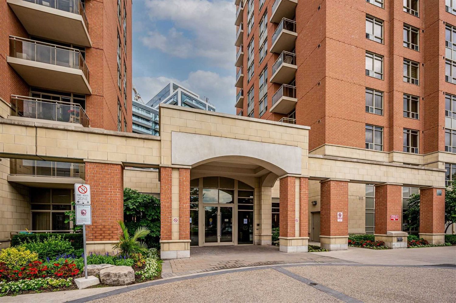 73 King William Crescent. The Gates of Bayview Glen III Condos is located in  Richmond Hill, Toronto - image #3 of 3