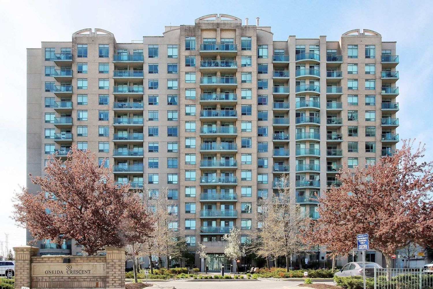 39 Oneida Crescent. The Gates of Bayview Glen V Condos is located in  Richmond Hill, Toronto - image #1 of 3