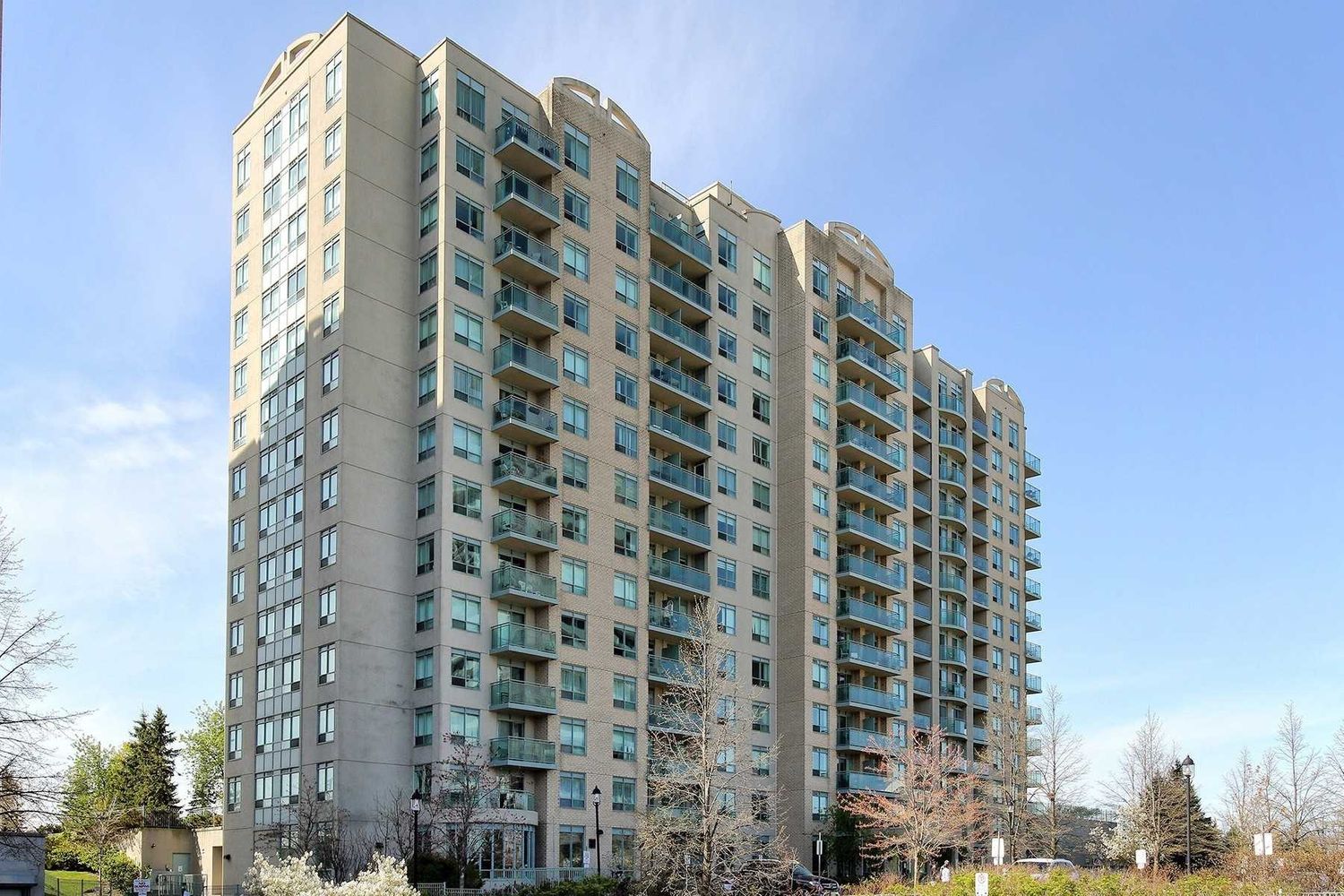 39 Oneida Crescent. The Gates of Bayview Glen V Condos is located in  Richmond Hill, Toronto - image #2 of 3