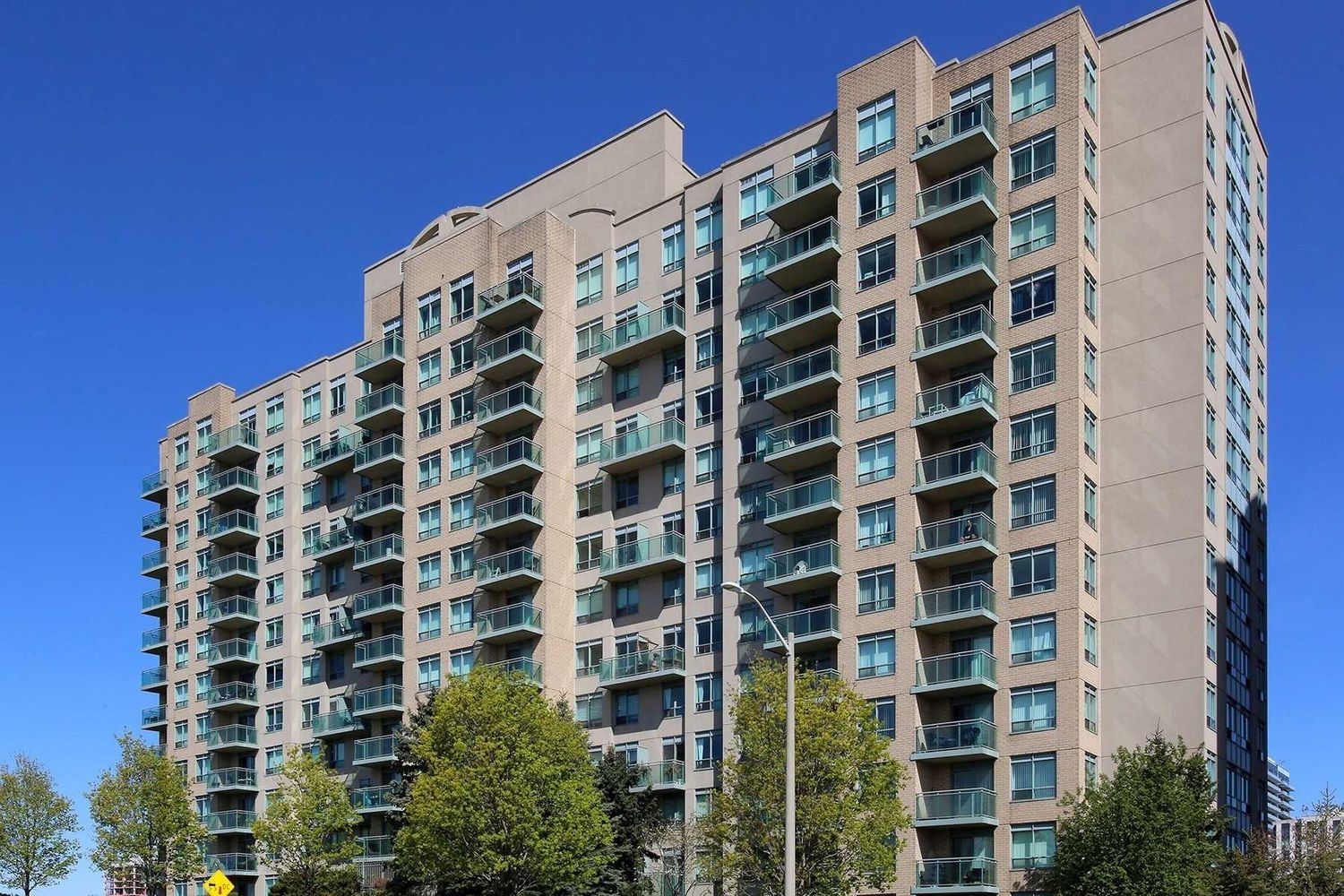 39 Oneida Crescent. The Gates of Bayview Glen V Condos is located in  Richmond Hill, Toronto - image #3 of 3