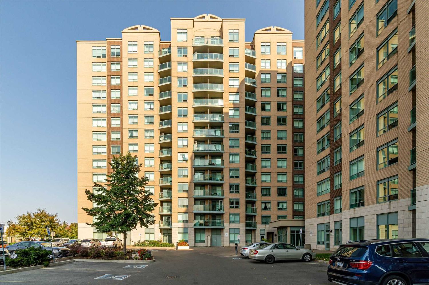 11 Oneida Crescent. The Gates of Bayview IV Glen Condos is located in  Richmond Hill, Toronto - image #1 of 3