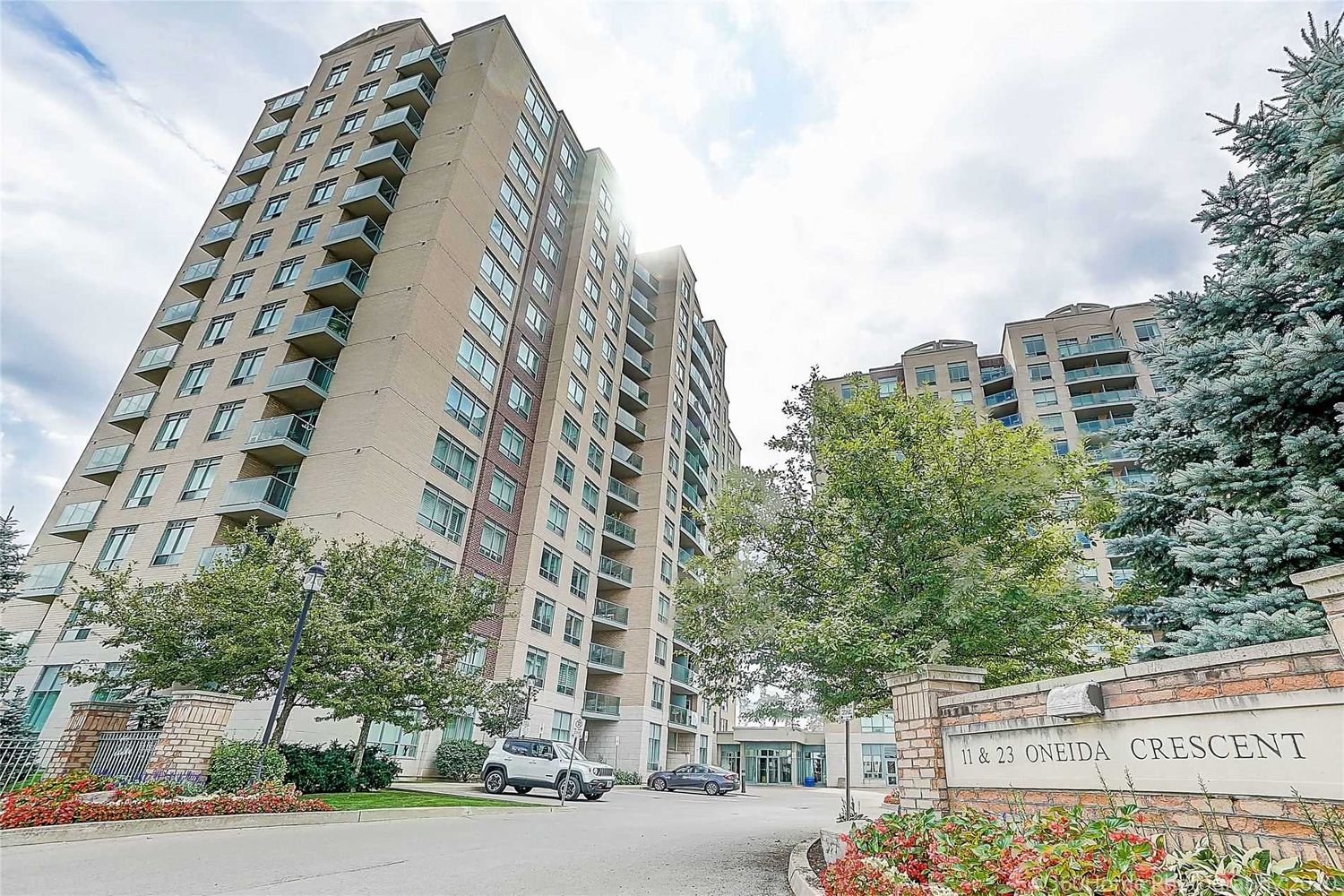 11 Oneida Crescent. The Gates of Bayview IV Glen Condos is located in  Richmond Hill, Toronto - image #2 of 3