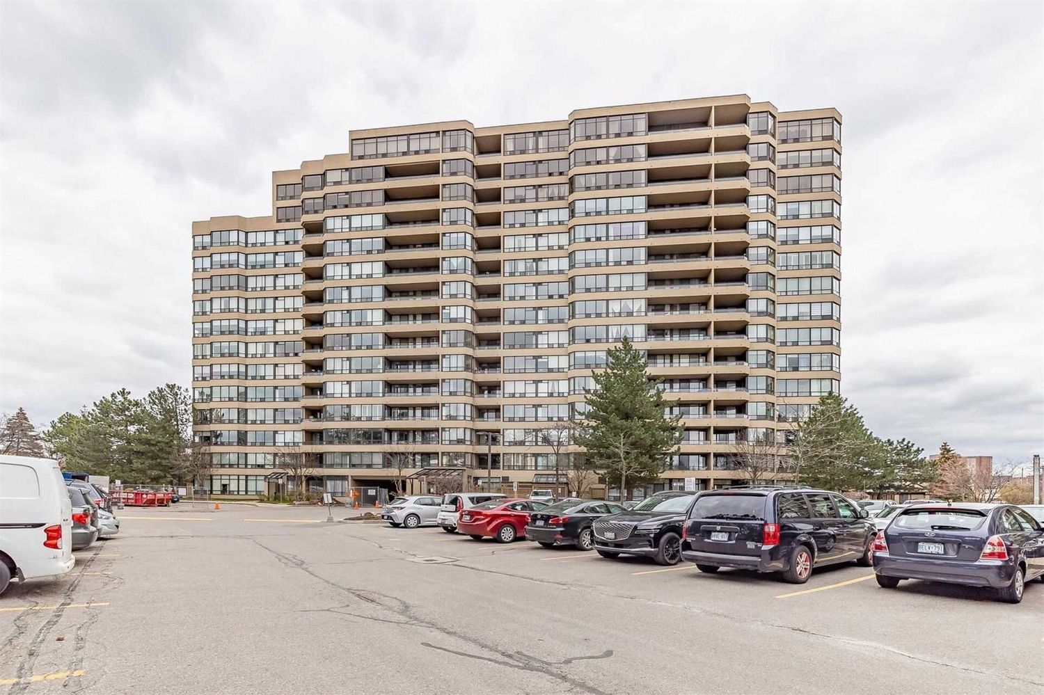 32 Clarissa Drive. The Gibraltar II Condos is located in  Richmond Hill, Toronto - image #1 of 3