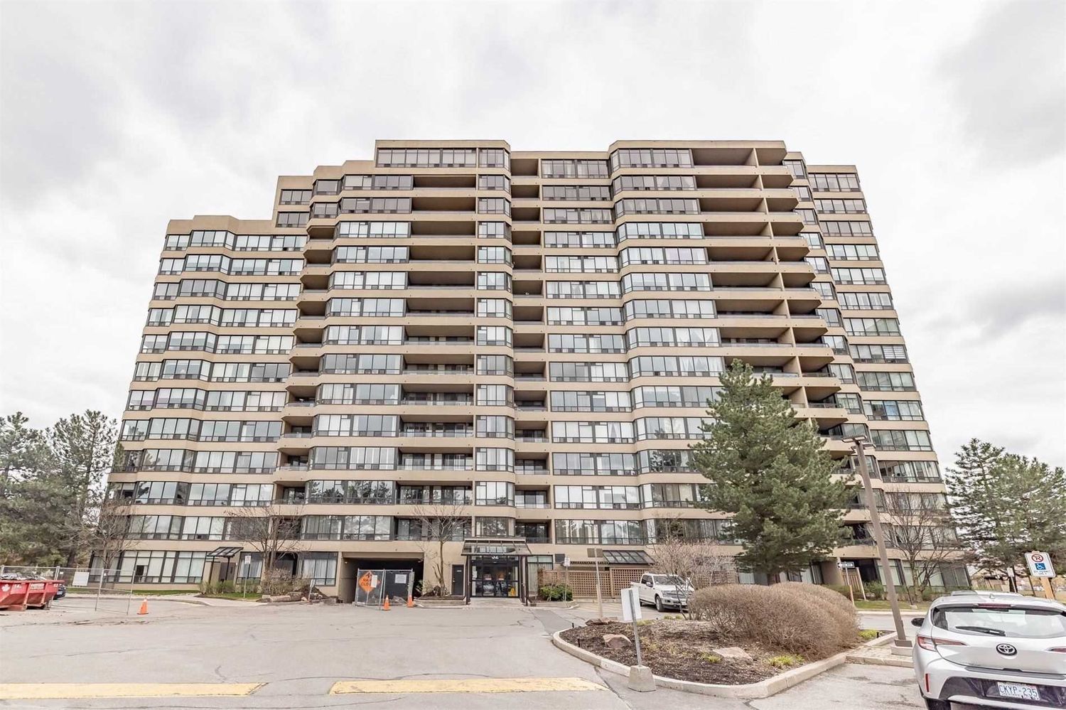 32 Clarissa Drive. The Gibraltar II Condos is located in  Richmond Hill, Toronto - image #2 of 3